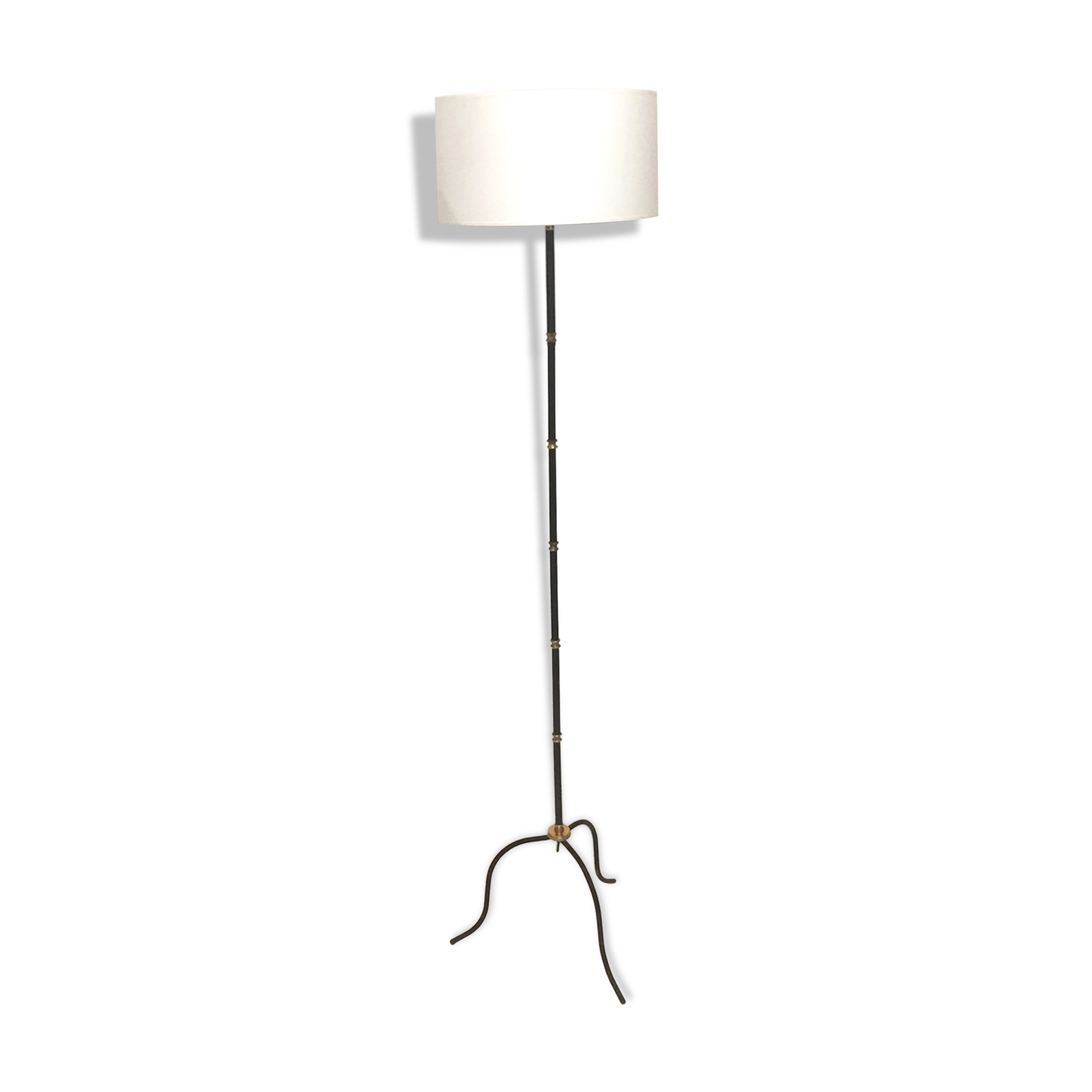 Classic tripod lamppost