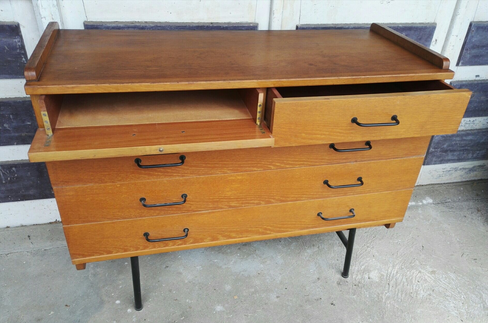 Commode moderniste