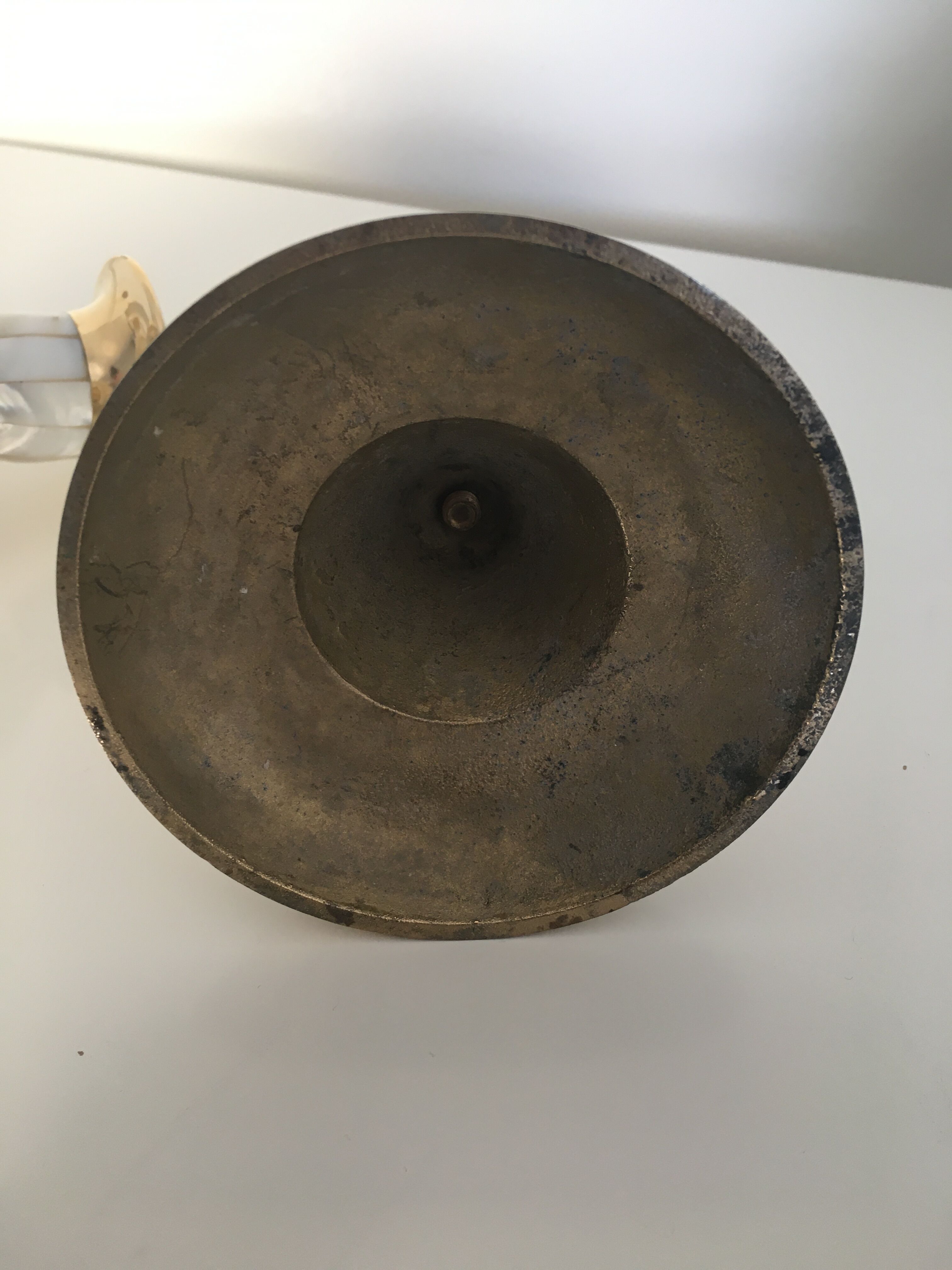 Set of 2 mother-of-pearl candlesticks and brass