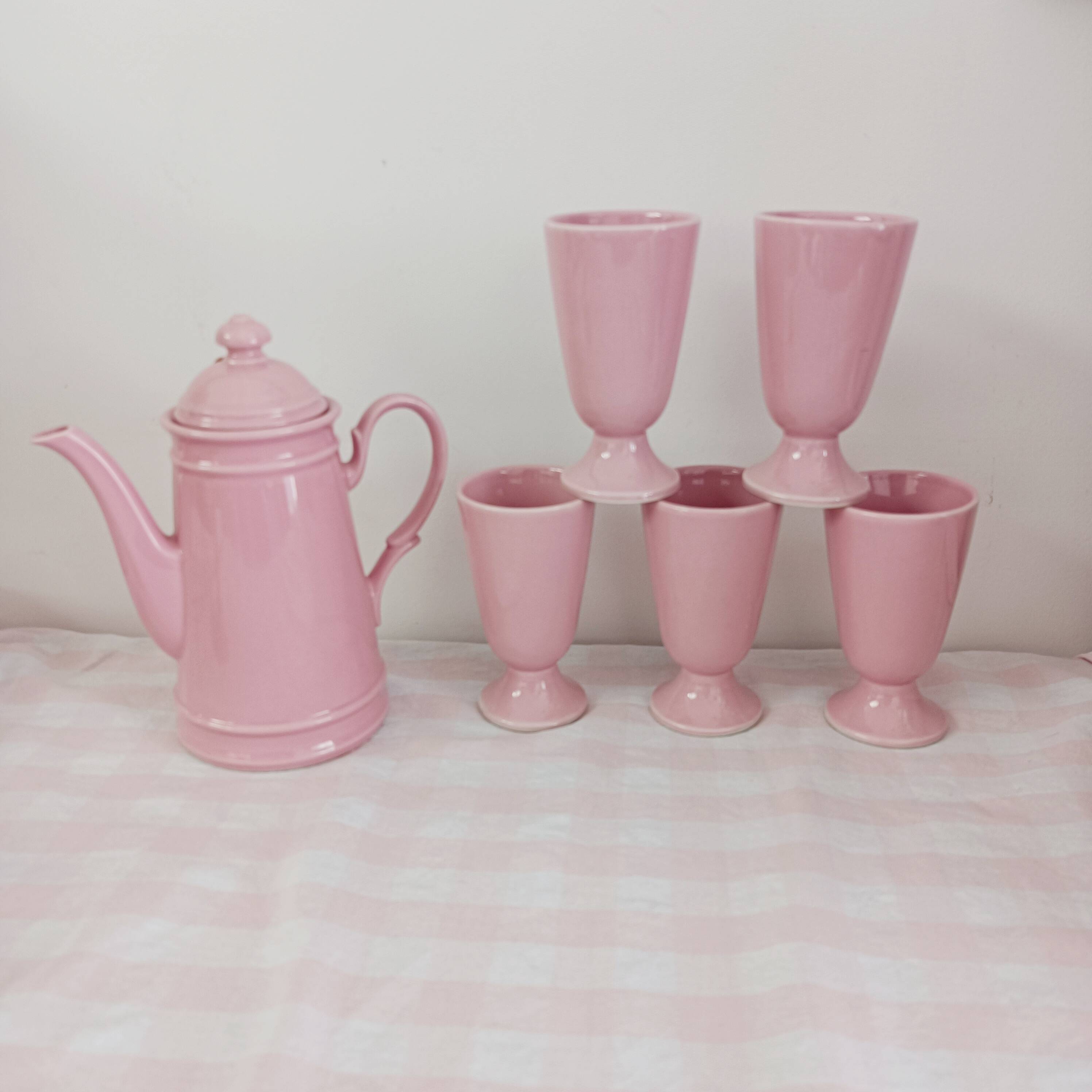 Coffee service, coffee pot and 5 pink mazagrans