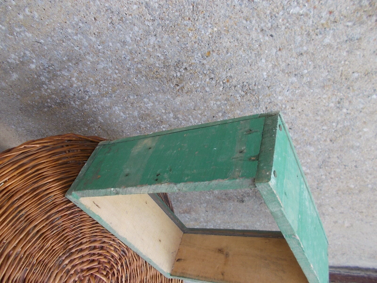 Square green wooden sieve