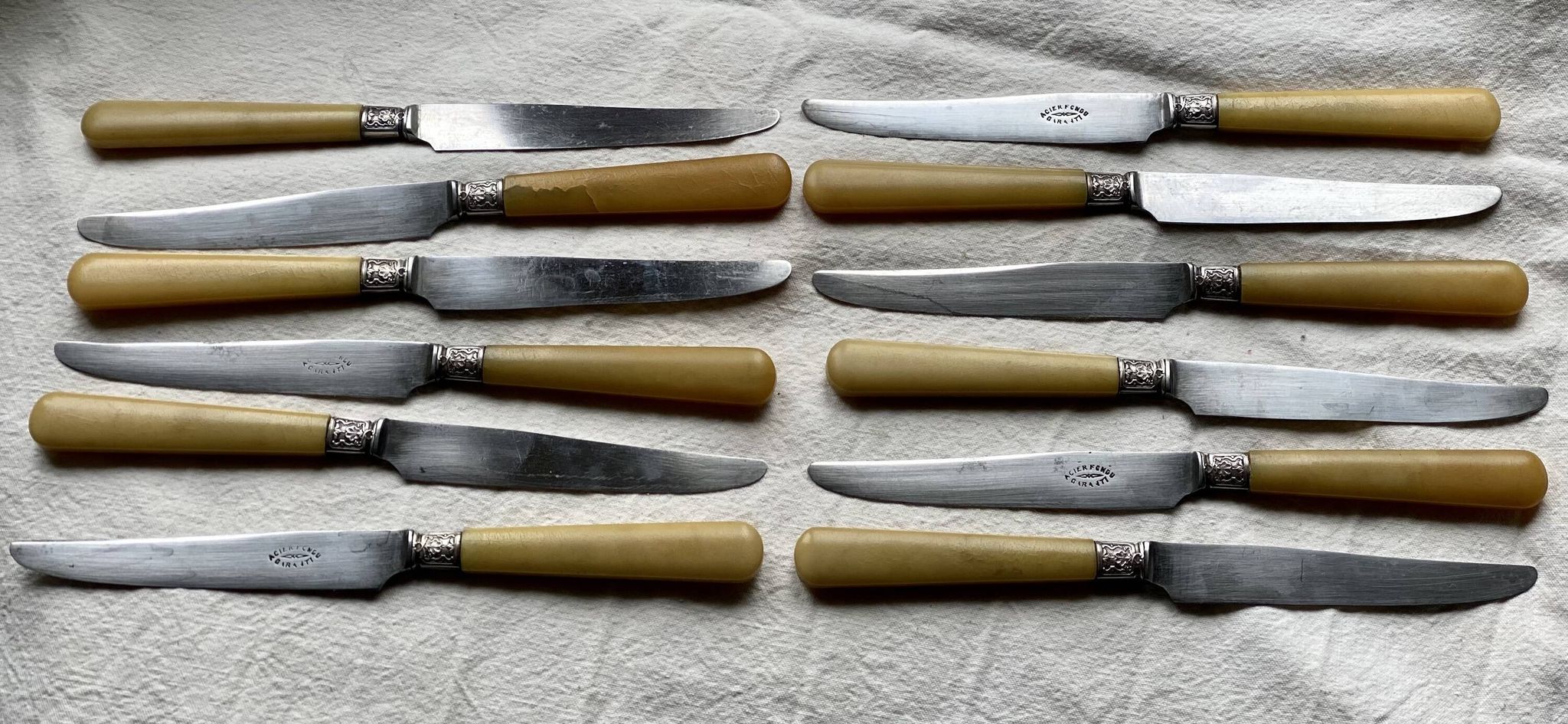 Service de 12 couteaux à dessert (ou fromage) corne et argent