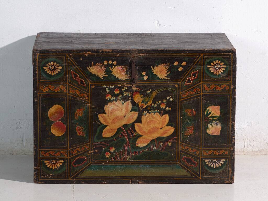 Antique chest painted in pine wood – China, around 1900