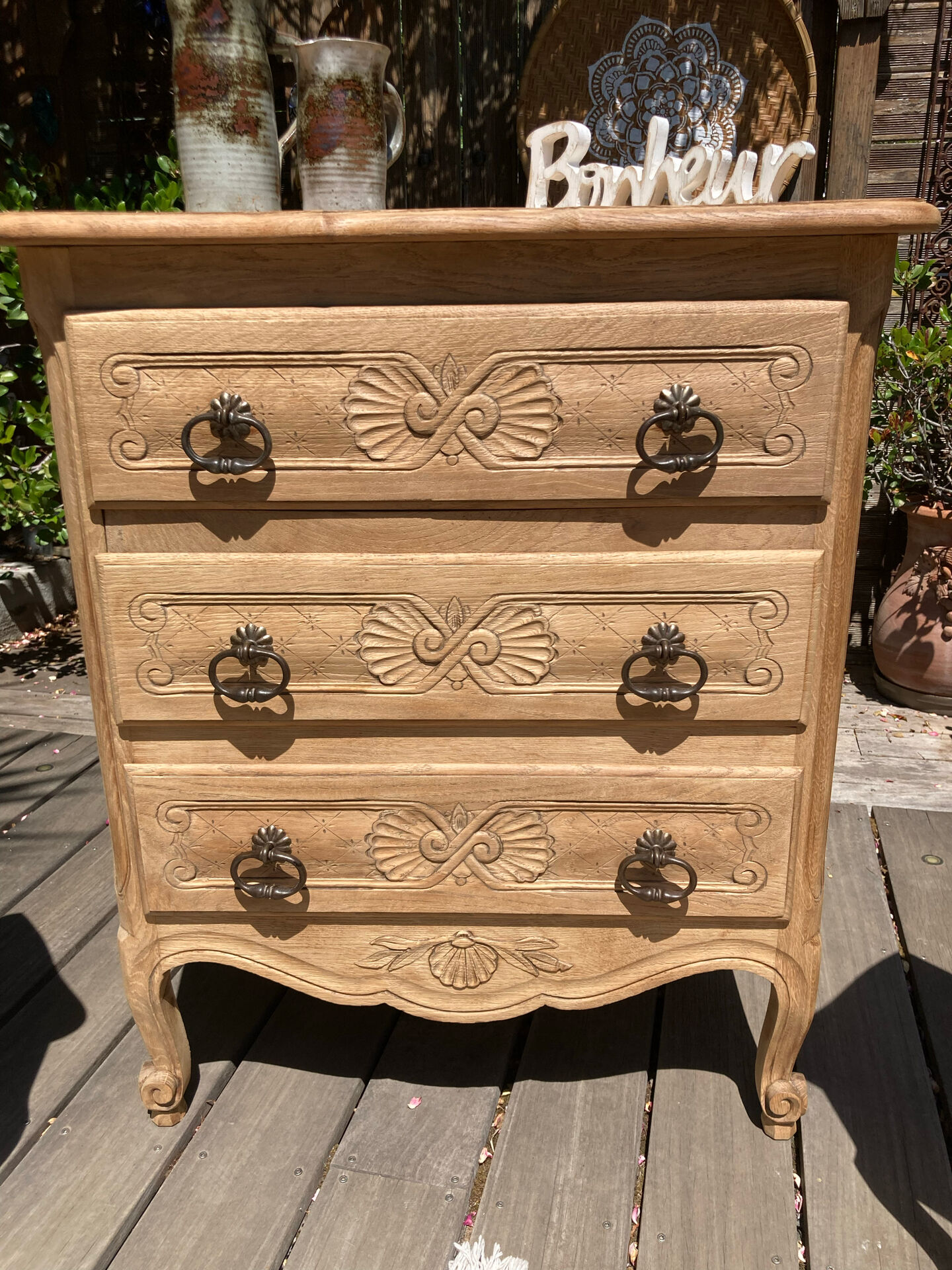 Superb Louis XV chest of drawers in oak ♥️ with mouldings and marquetry top.