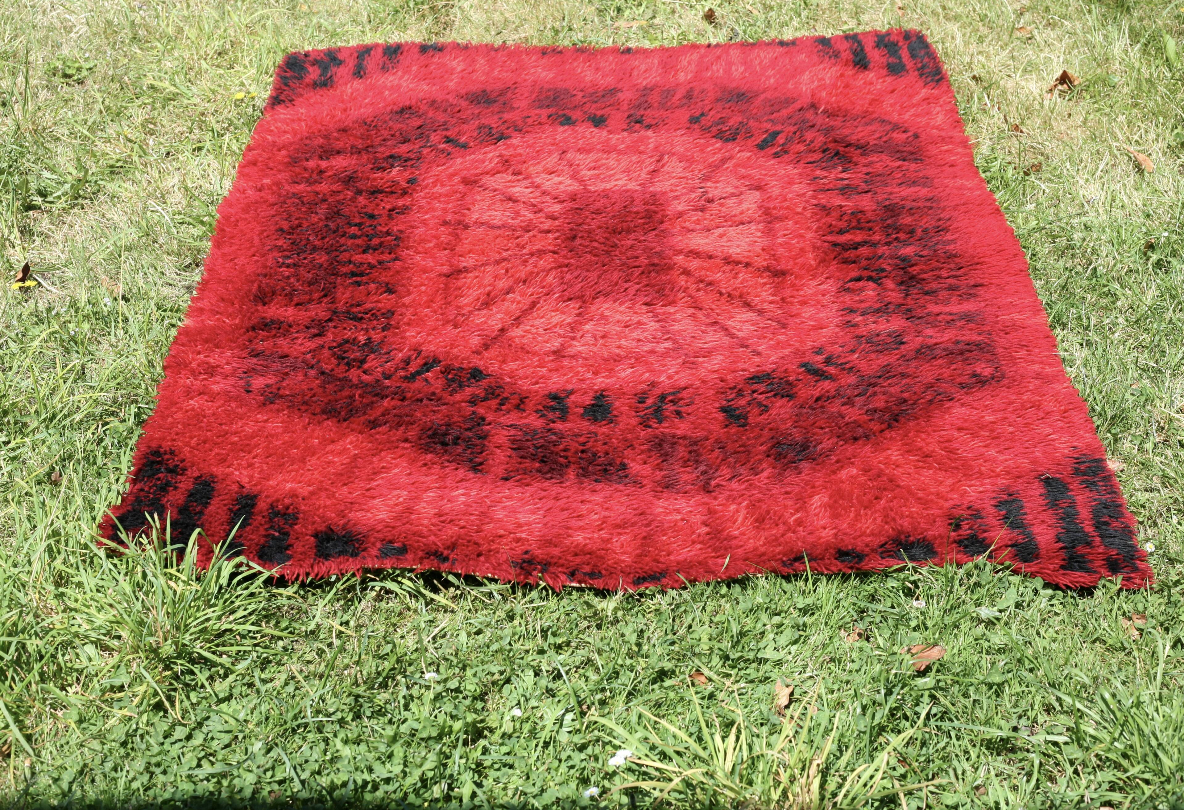 Space age rug. Psychedelic decor. Circa 1970.