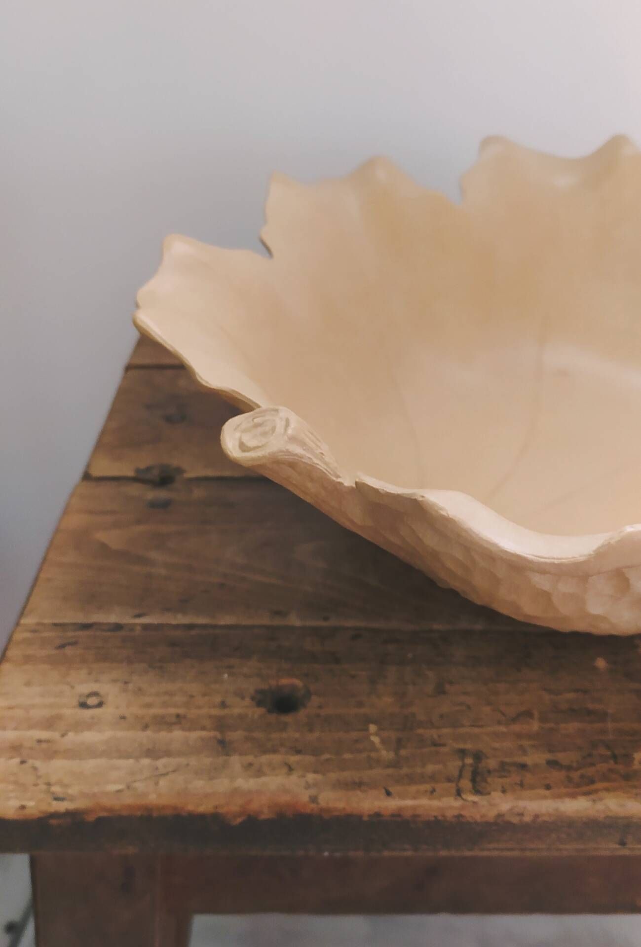 Large fruit bowl, leaf-shaped • Vintage