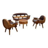 Salon rustique avec des fauteuils et un canapé en tonneau en bois, Italie, années 1970.