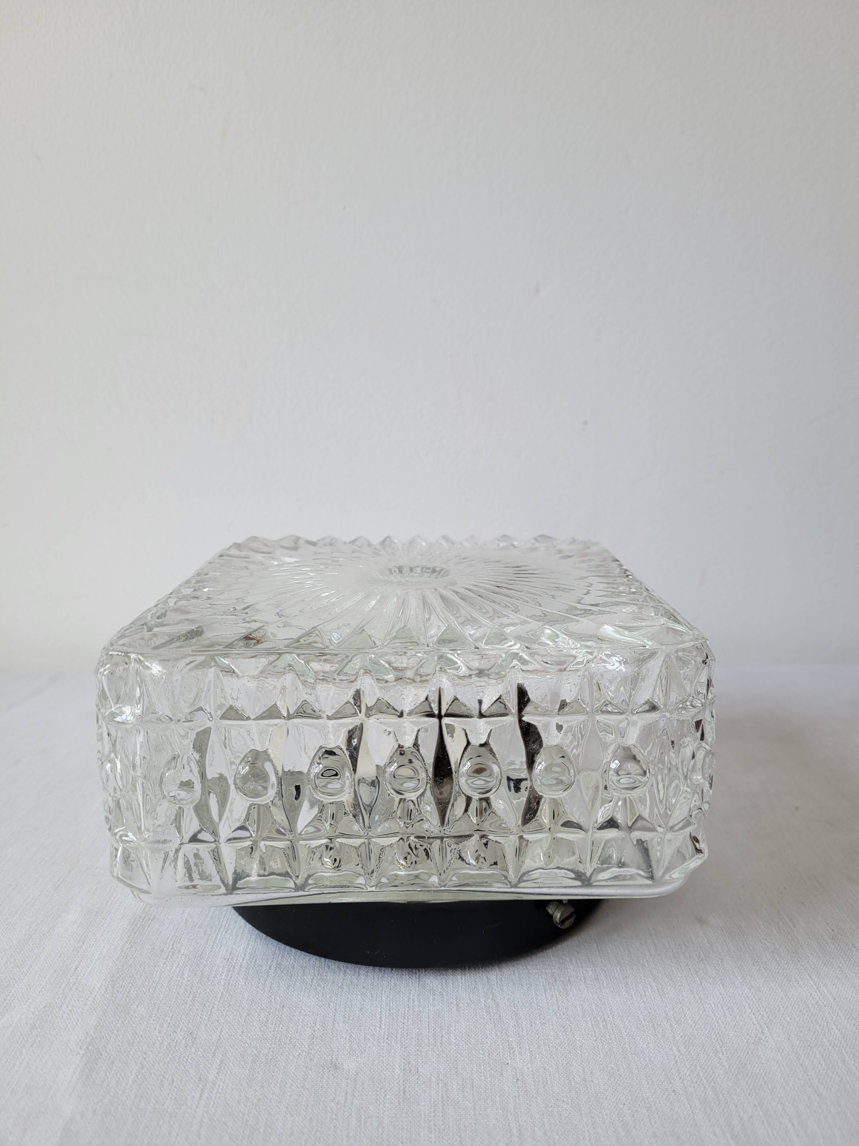 Plafonnier en verre moulé