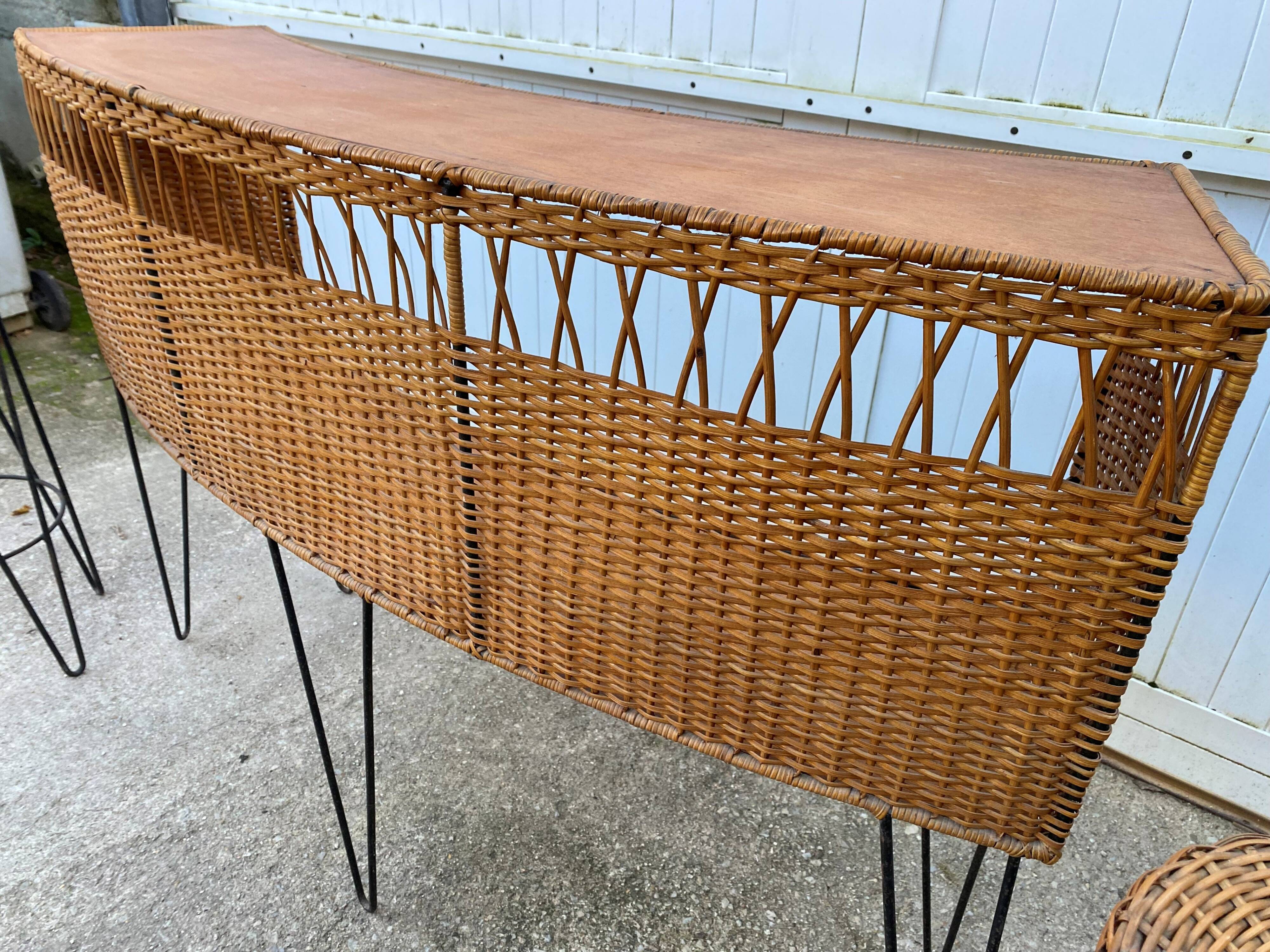 Vintage 1950s bar counter with two rattan and metal stools