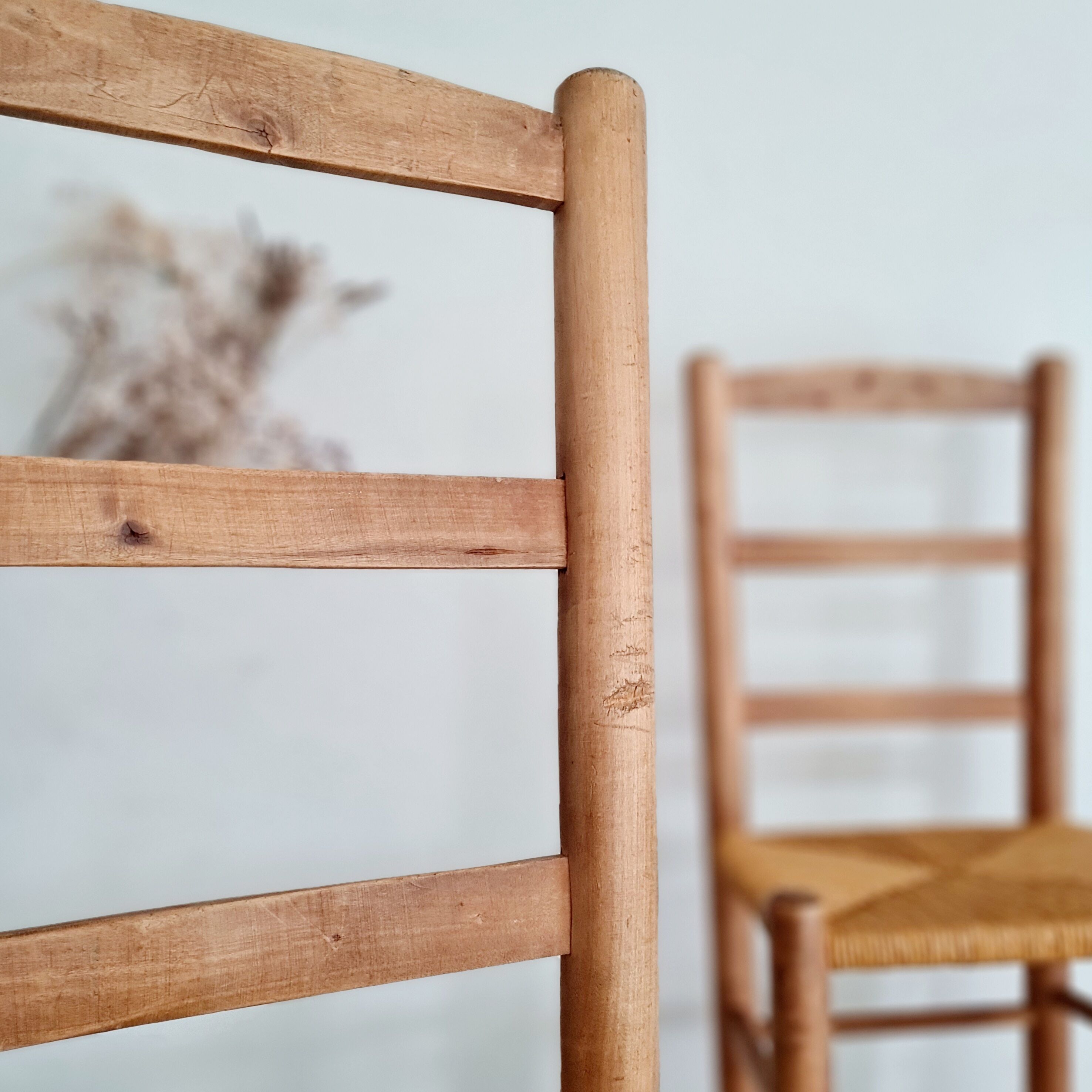 Paire de chaises en bois et paille