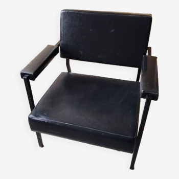 Armchair year 70 . Black skaï and black treated steel square tube. Good condition of the skaï