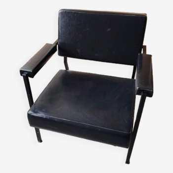 Fauteuil année 70 . Skaï noir et tube carré acier traité noir. Bon état du skaï