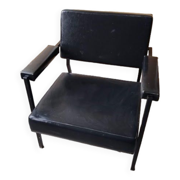 Fauteuil année 70 . Skaï noir et tube carré acier traité noir. Bon état du skaï