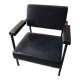 Fauteuil année 70 . Skaï noir et tube carré acier traité noir. Bon état du skaï