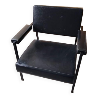 Armchair year 70 . Black skaï and black treated steel square tube. Good condition of the skaï