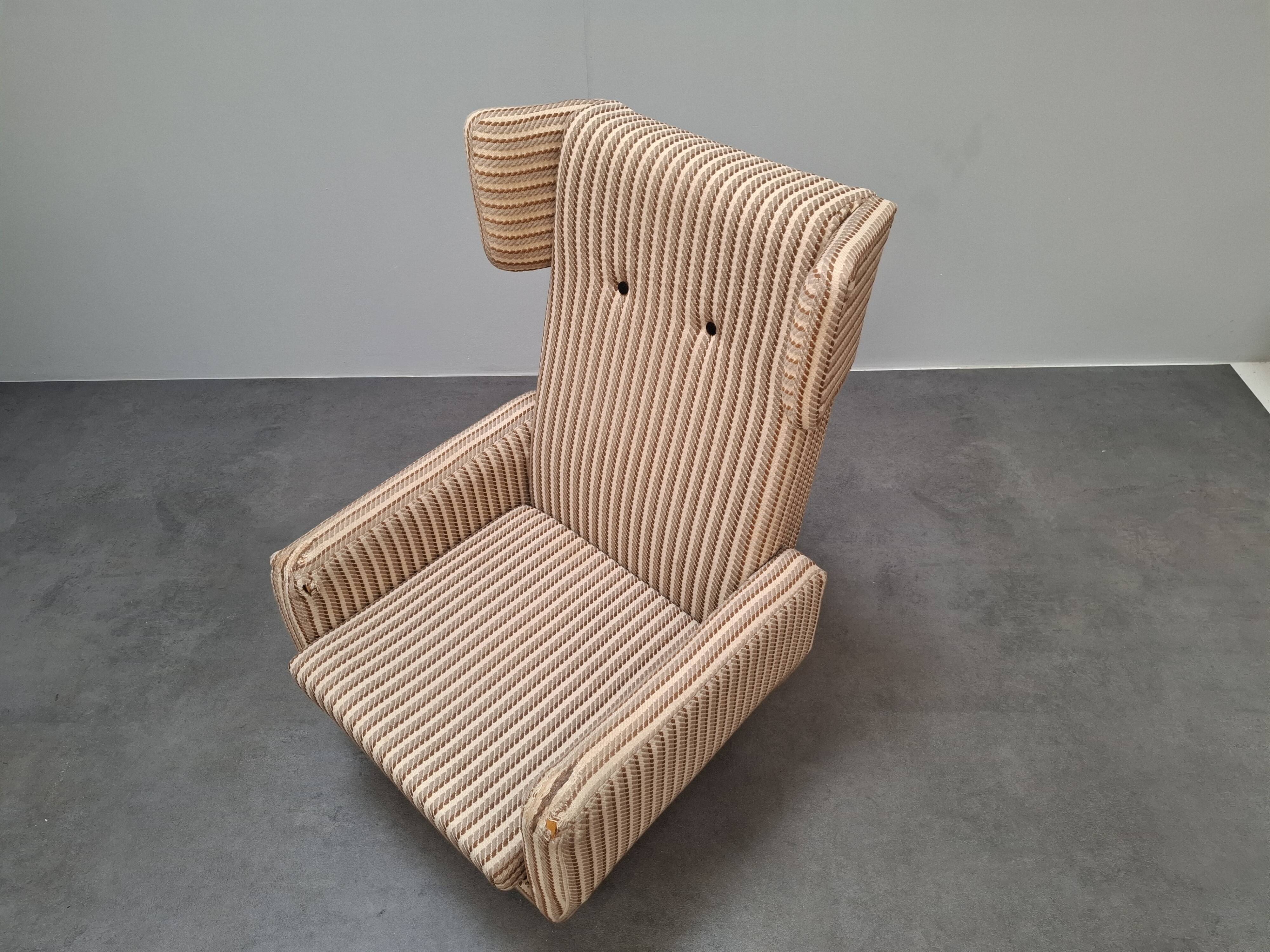 Fauteuil à oreilles de style mid-century moderne