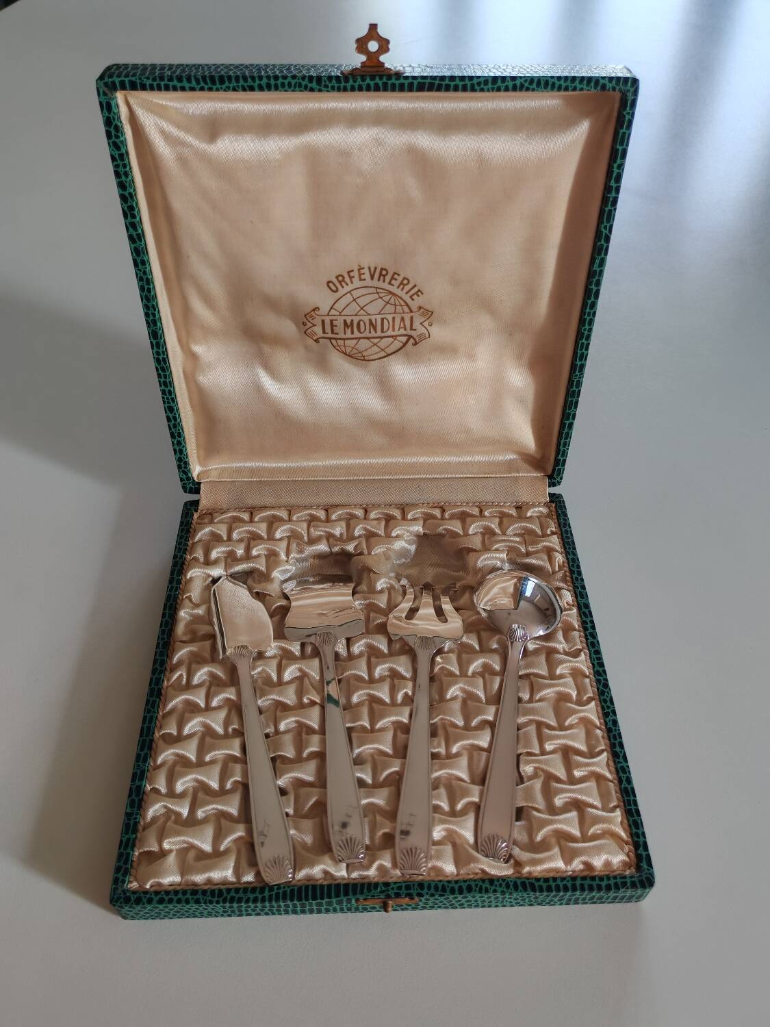 4 silver-plated metal serving utensils with case