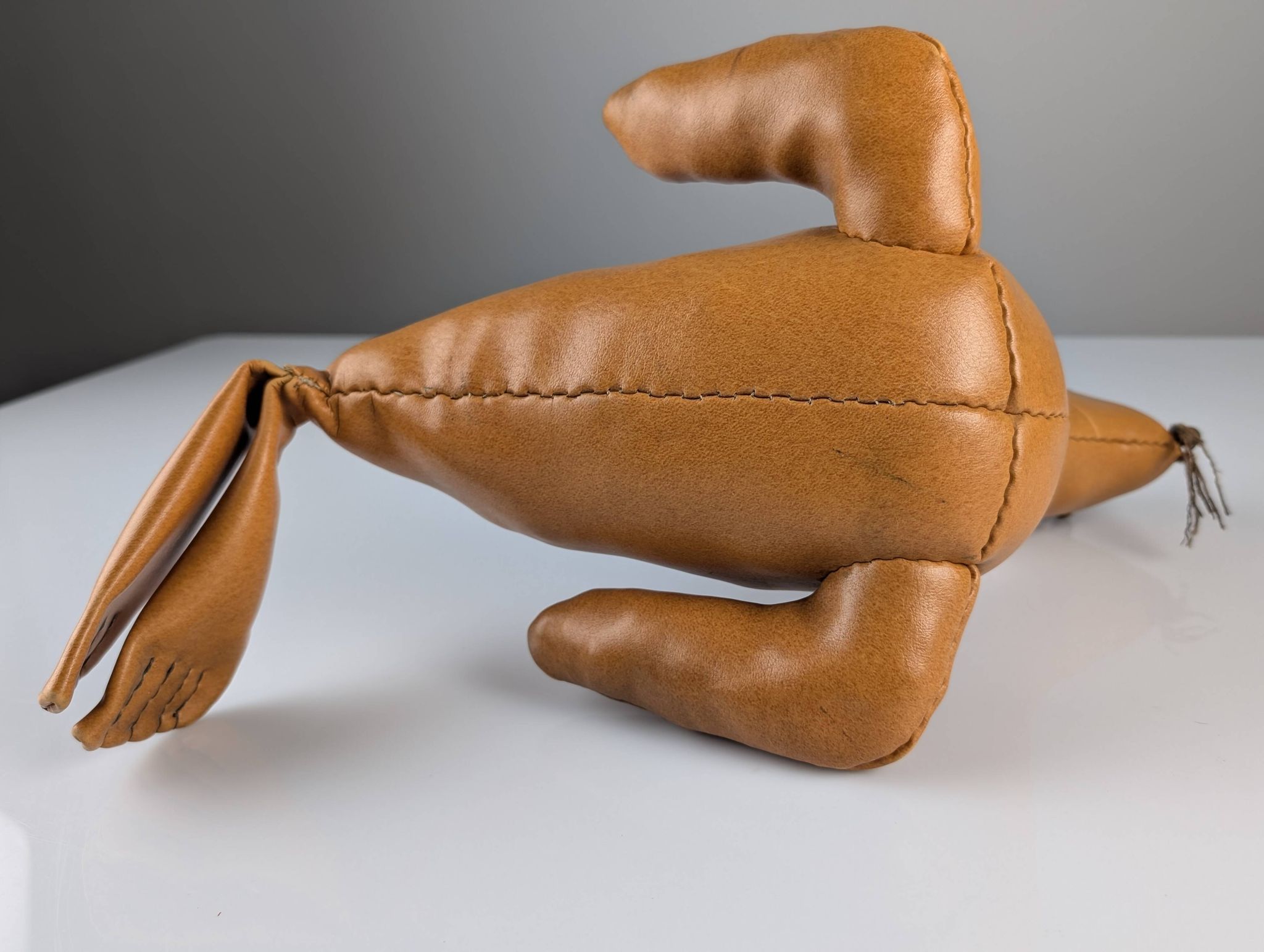 Phoque en cuir Sculpture décorative vintage années 1970