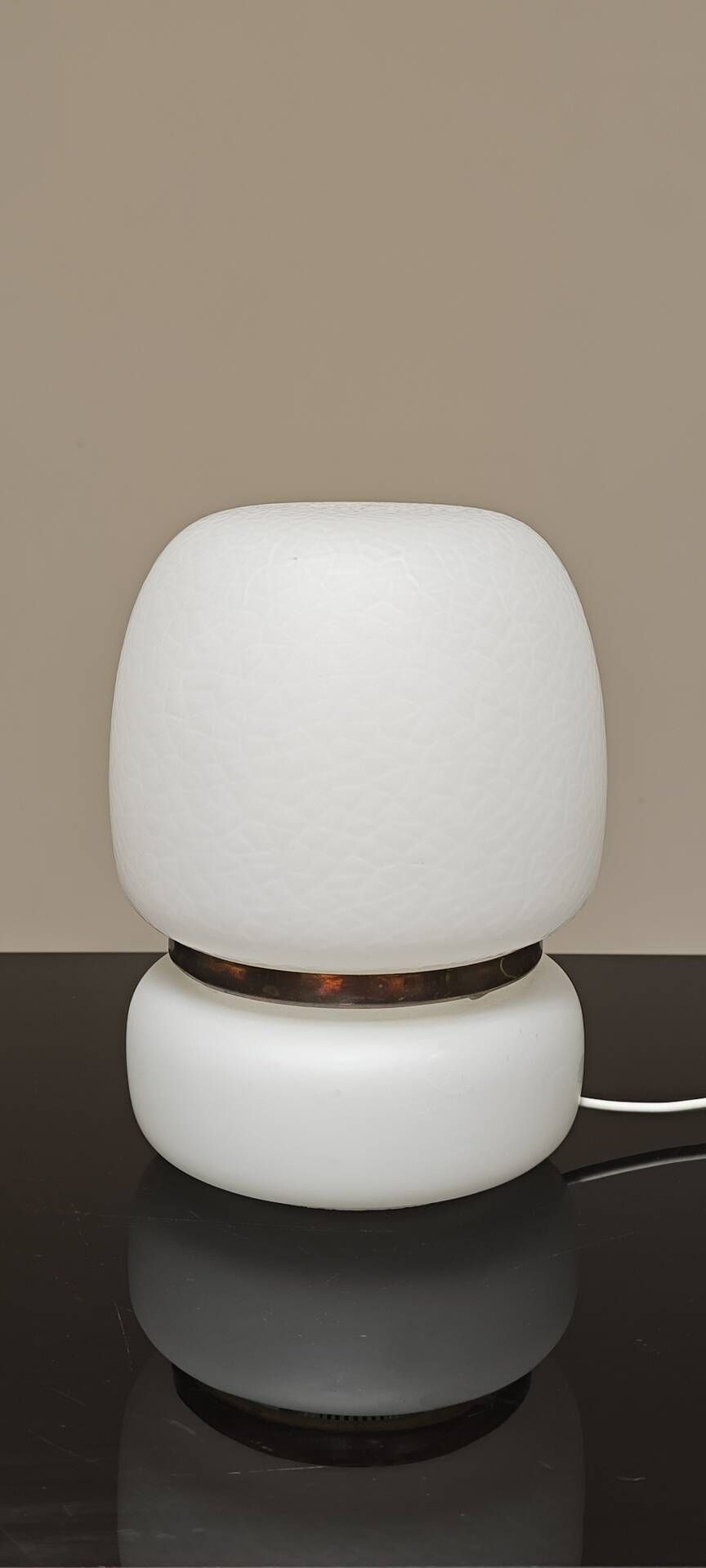 Lampe a poser tchèque en opaline blanche et laiton 1960