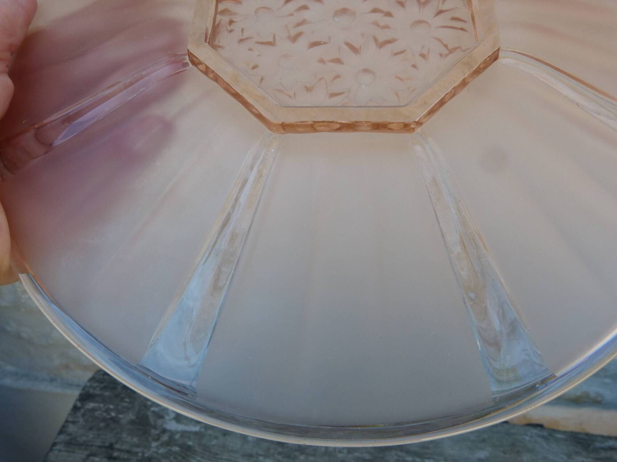 Art Deco plate in moulded pressed glass with a daisy pattern.