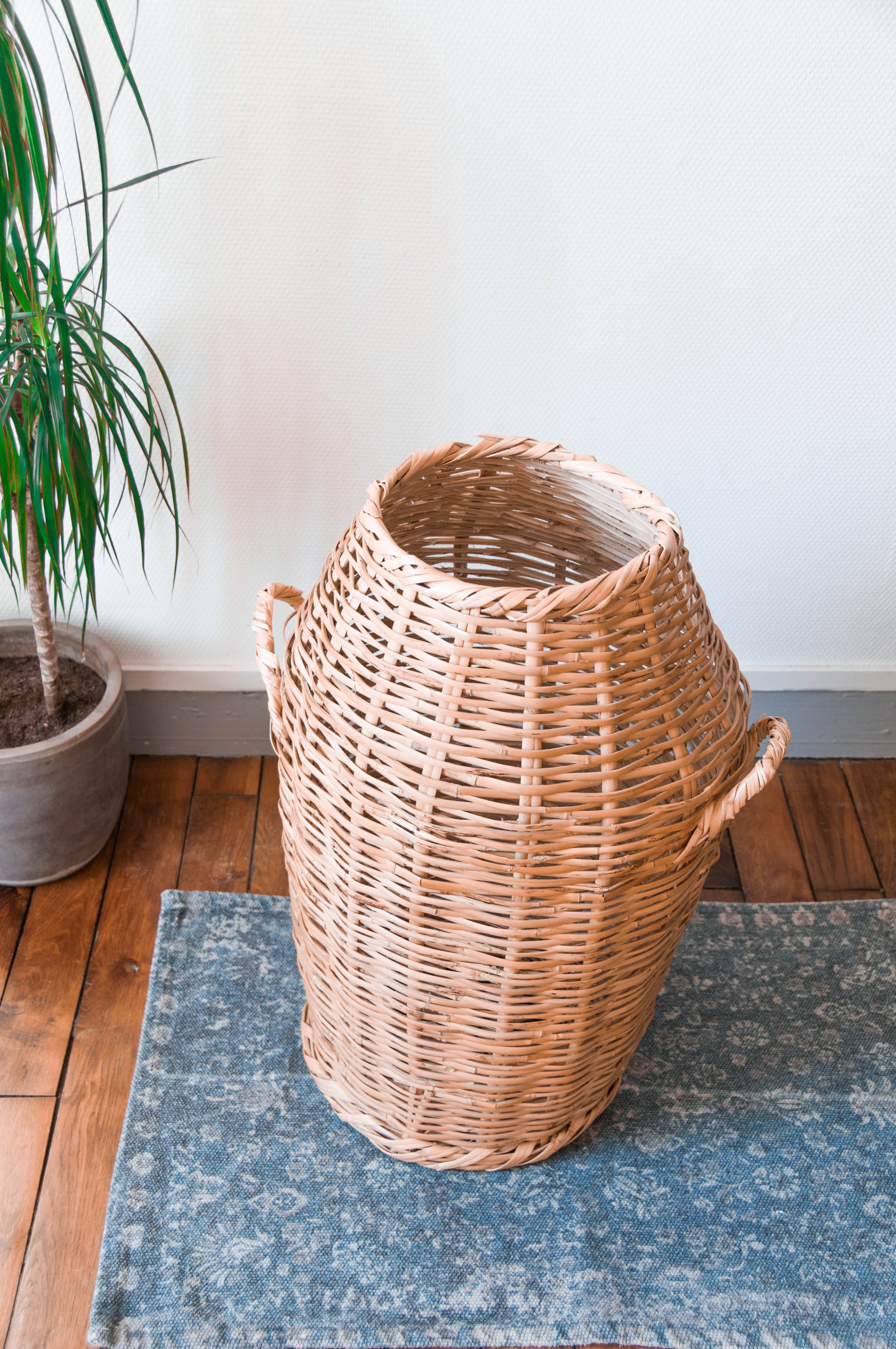 High wicker pan with handles
