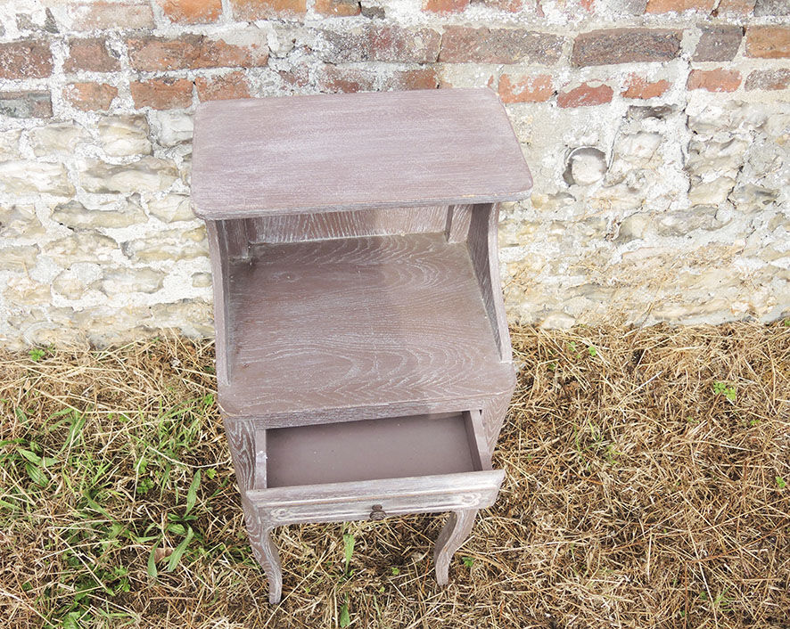 Ancienne table de chêvet en bois cerusé gris