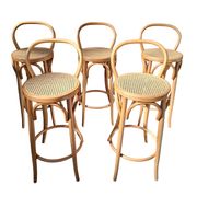Ensemble de 5 tabourets style Thonet en bois courbé et paille de Vienne des années 70.