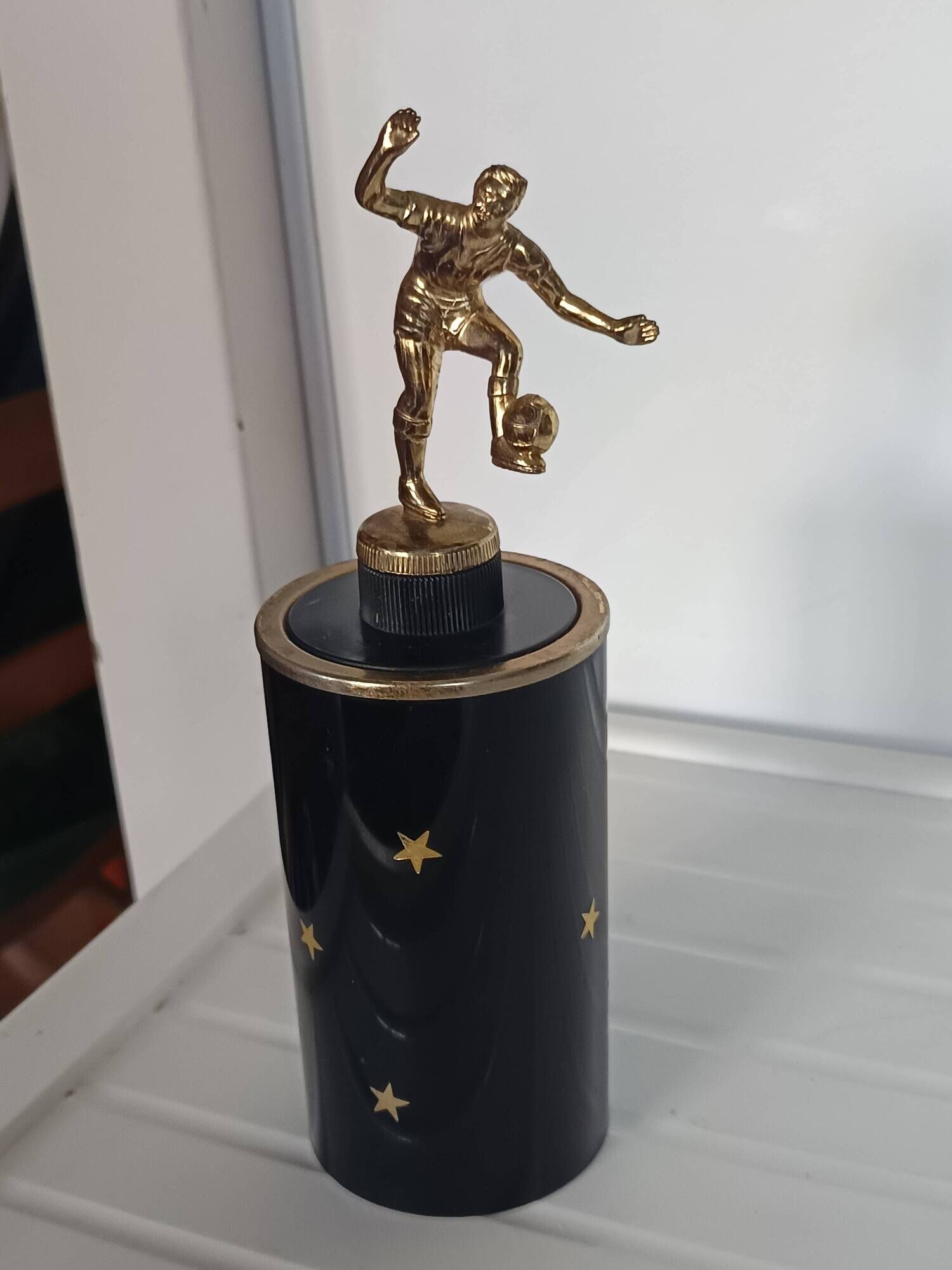 vintage cigarette dispenser footballer 60s/70s