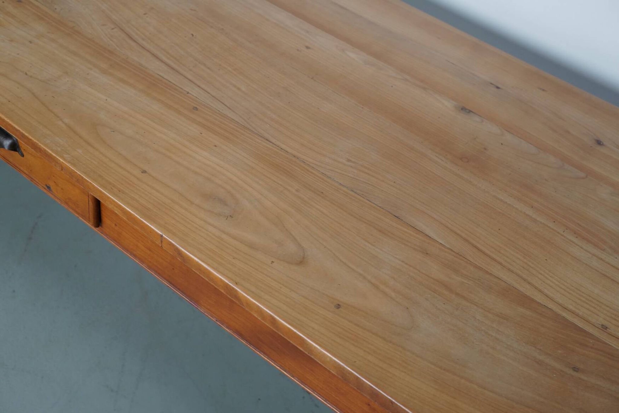Table à manger rustique française vintage en cerisier du XXe siècle