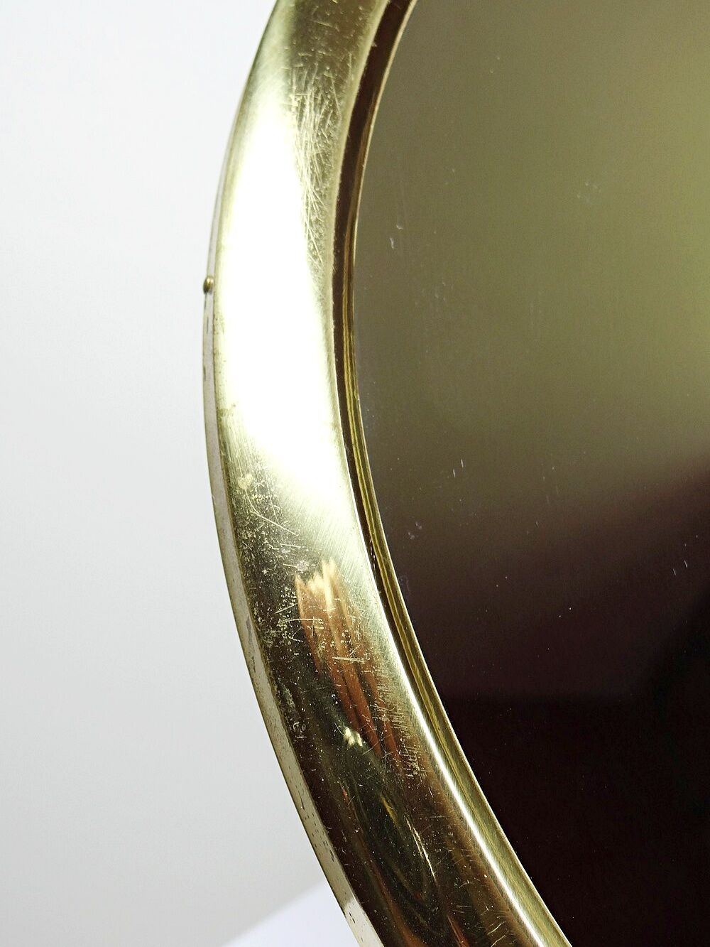 Miroir à poser ovale cadre en métal doré vintage années 50-60