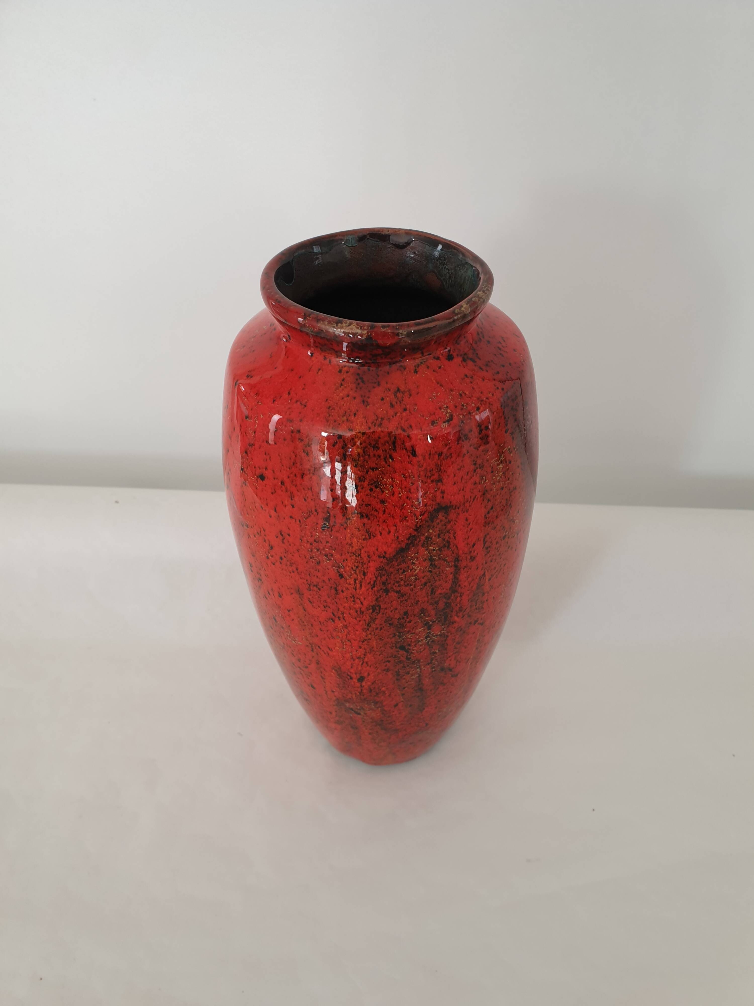 Red ceramic vase signed En Calcat - height 31 cm