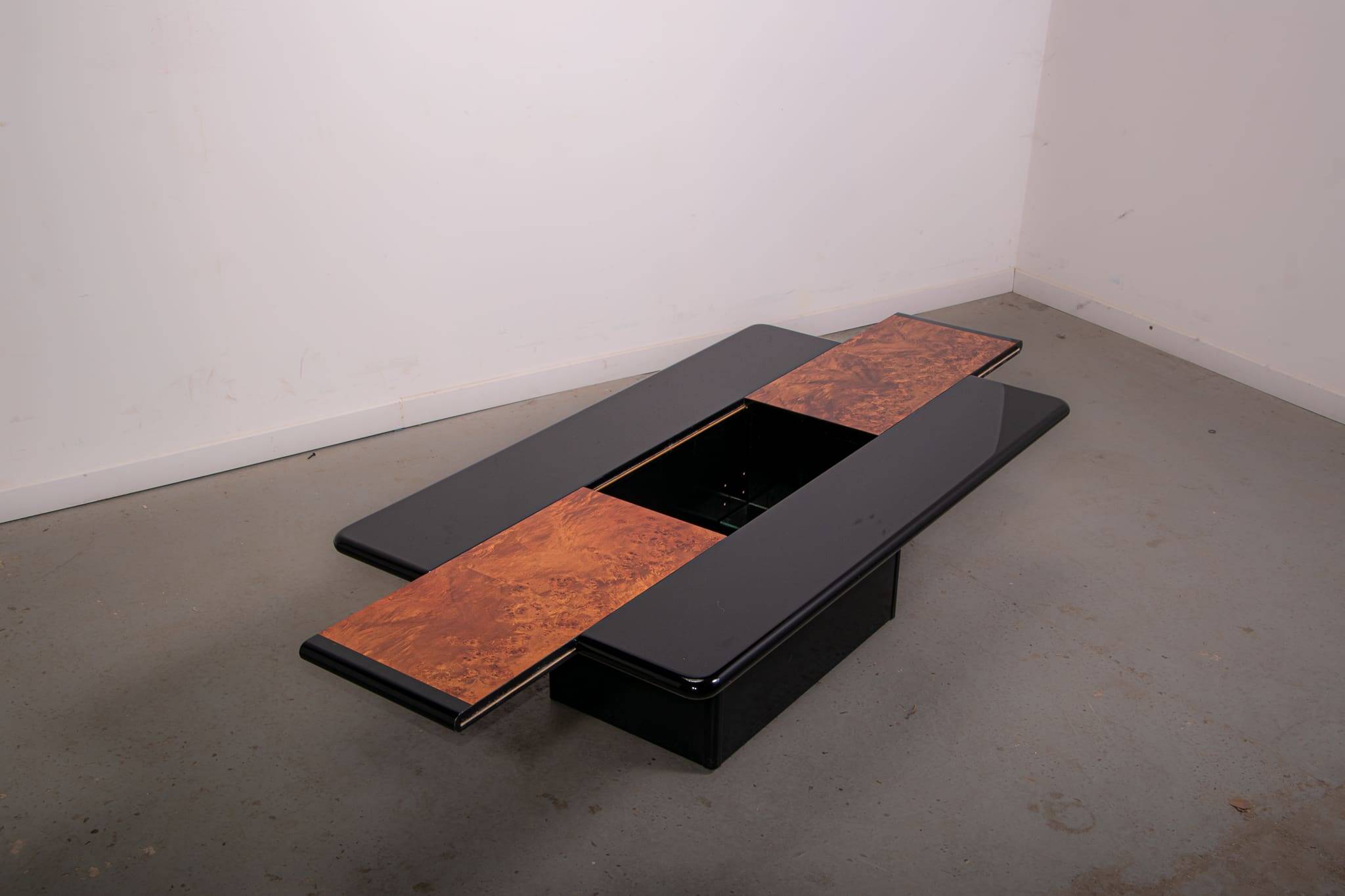 Table basse bar dissimulée, laque brillante et placage en loupe, vers 1980