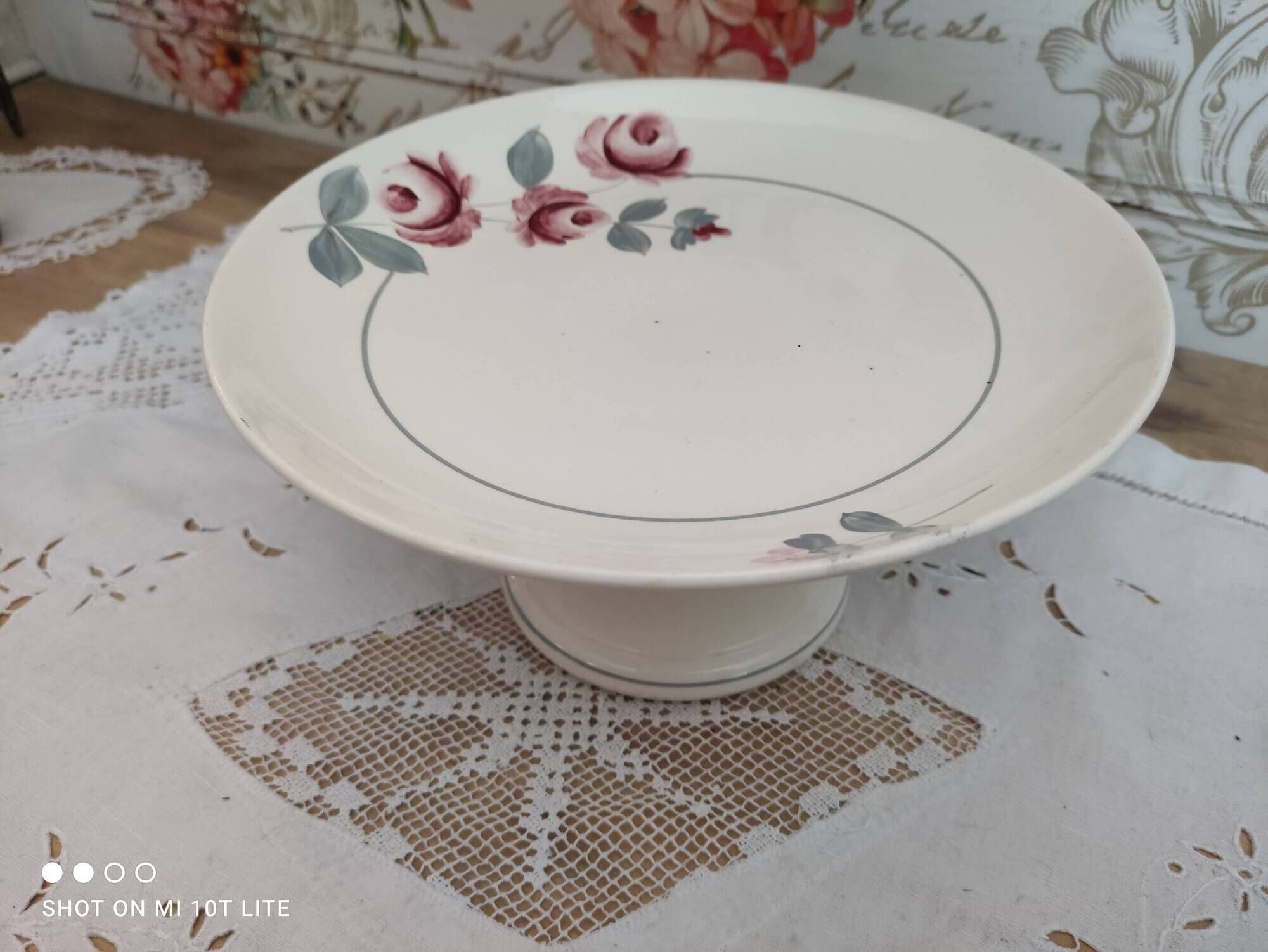 Compotier on pedestal, cake display in Terre de Fer Saint-Amand decoration old gray roses
