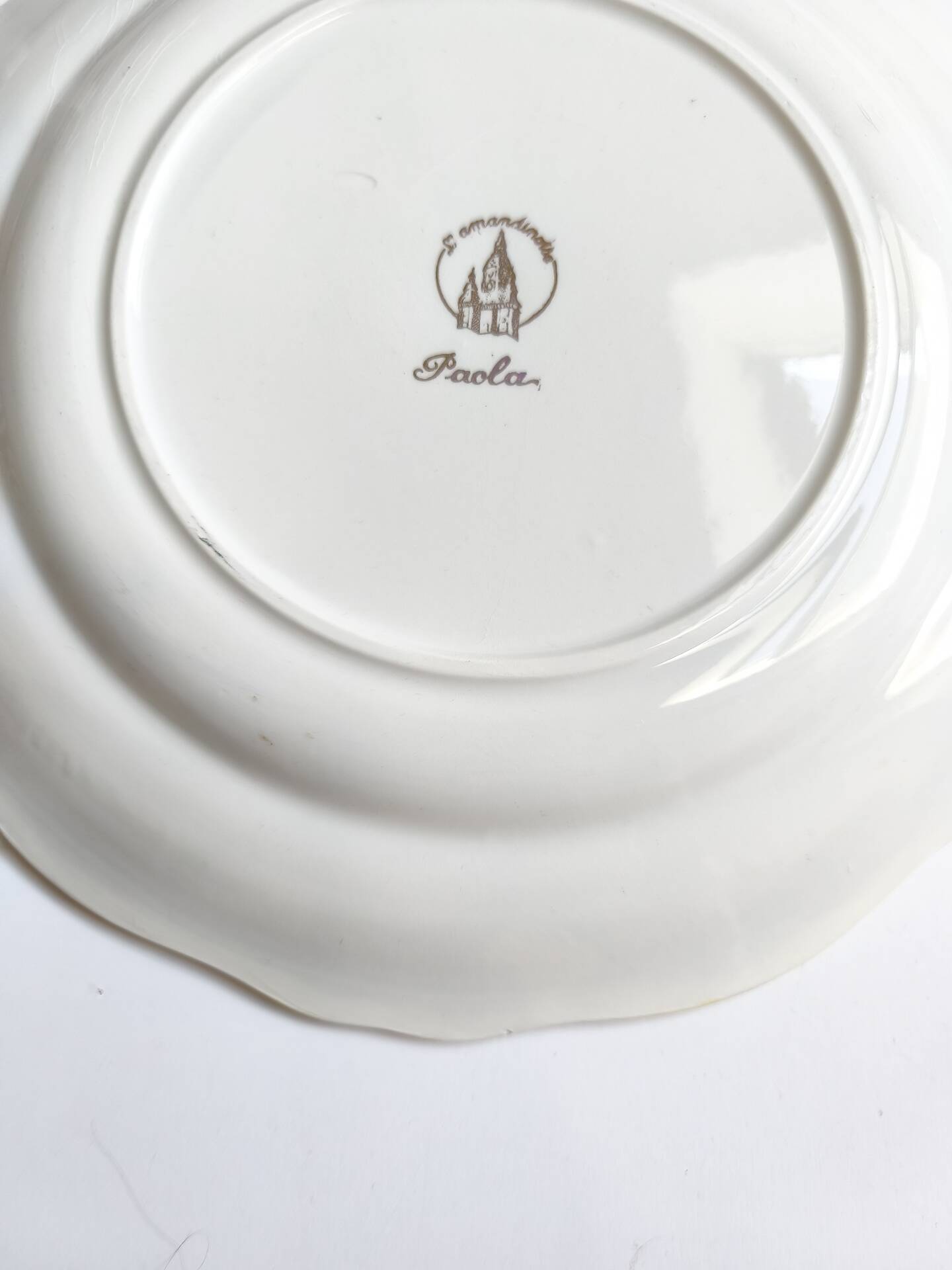 Round vintage plate L'Amandinoise model Paola cream and white flowers
