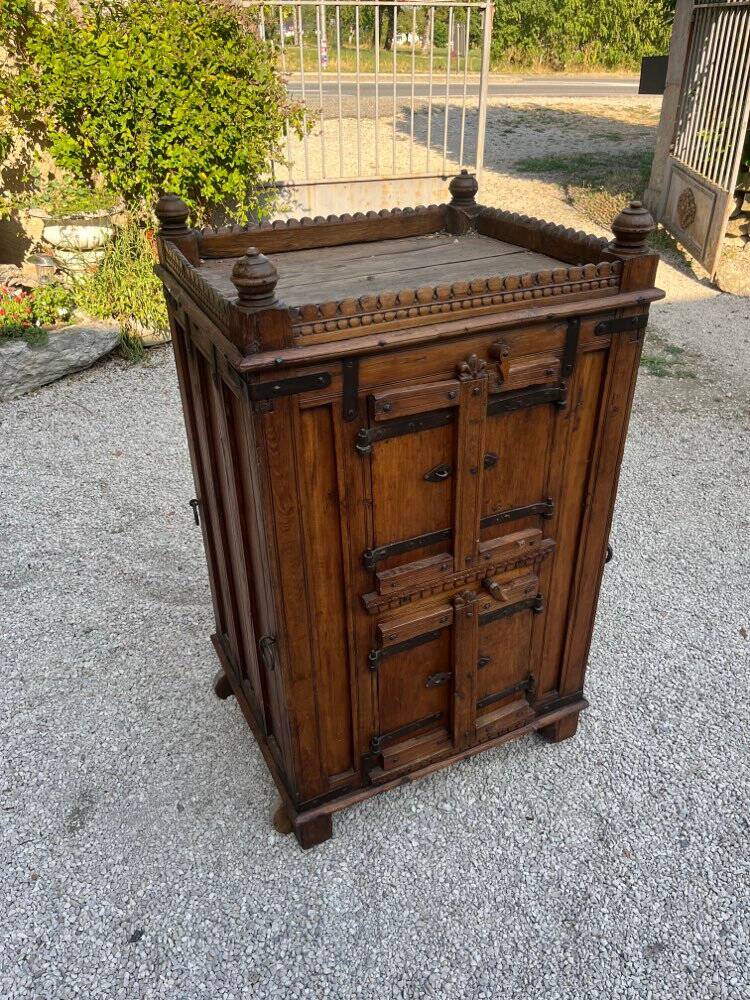 Storage unit with 4 doors