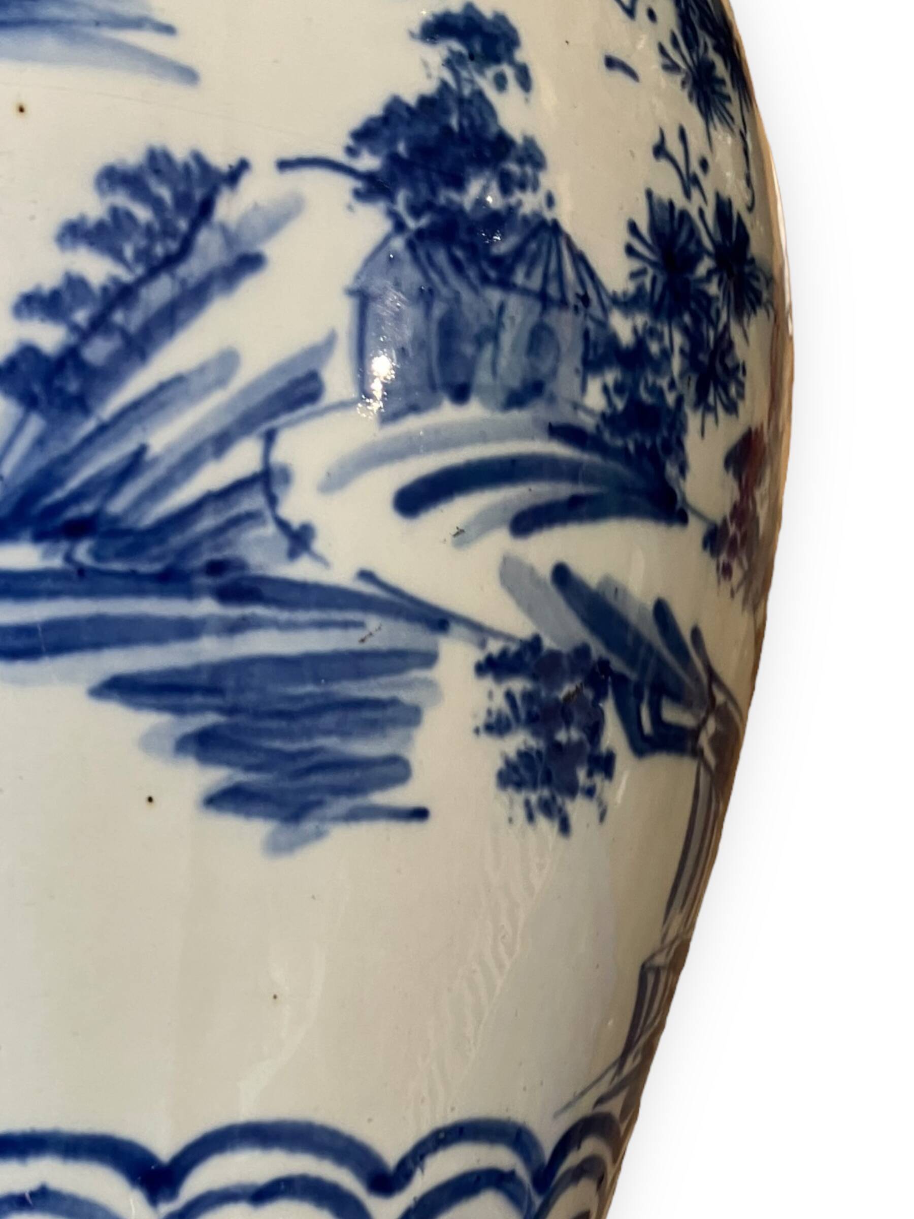 Vietnamese pot cache in white and blue porcelain