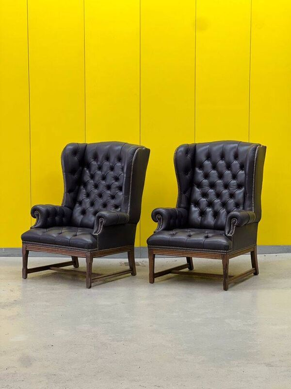 Chaise à dossier à oreilles de style Chesterfield en cuir capitonné vintage (le prix est pour une chaise)