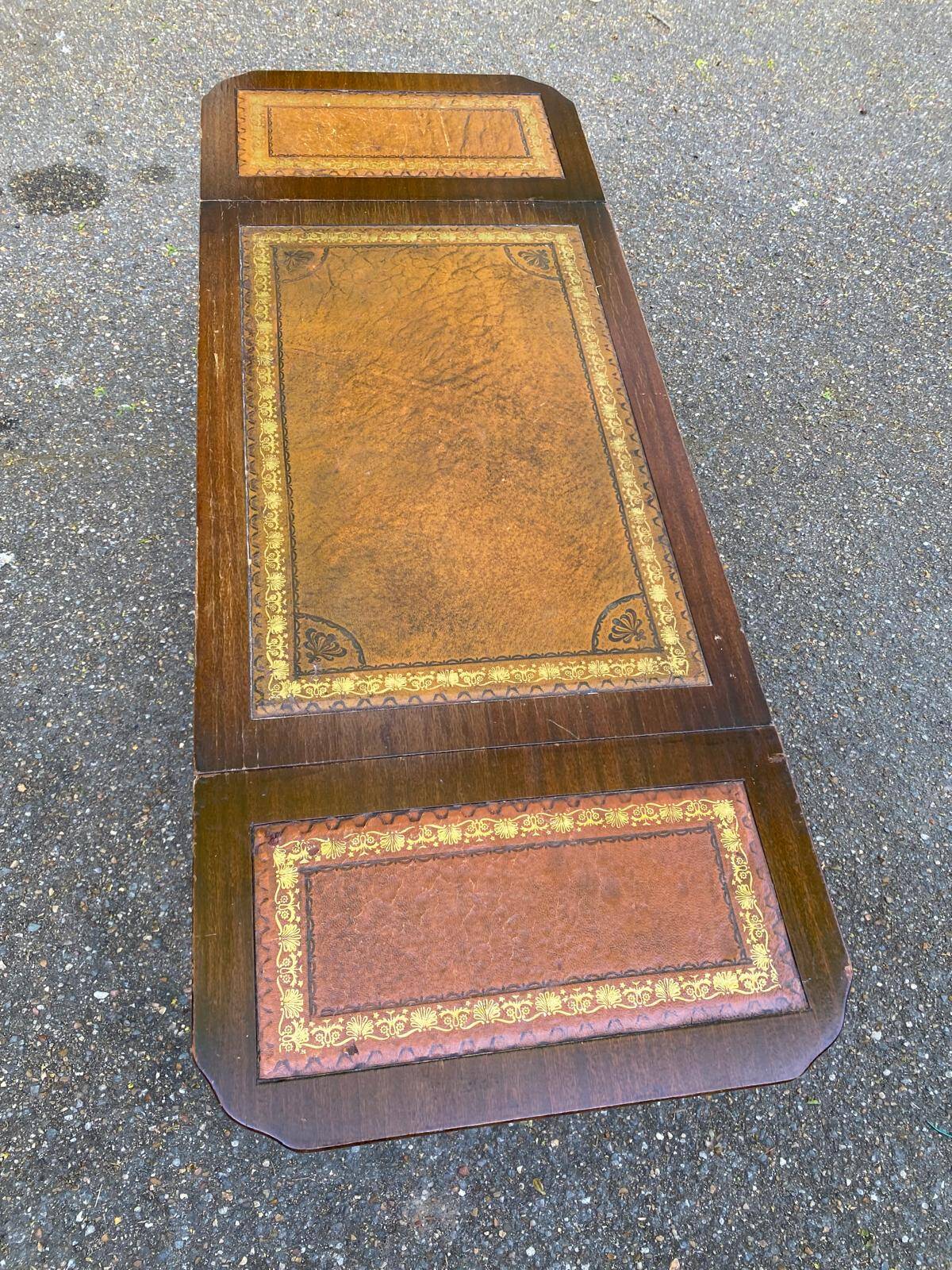 Victorian English extendable coffee table made of solid mahogany and leather.