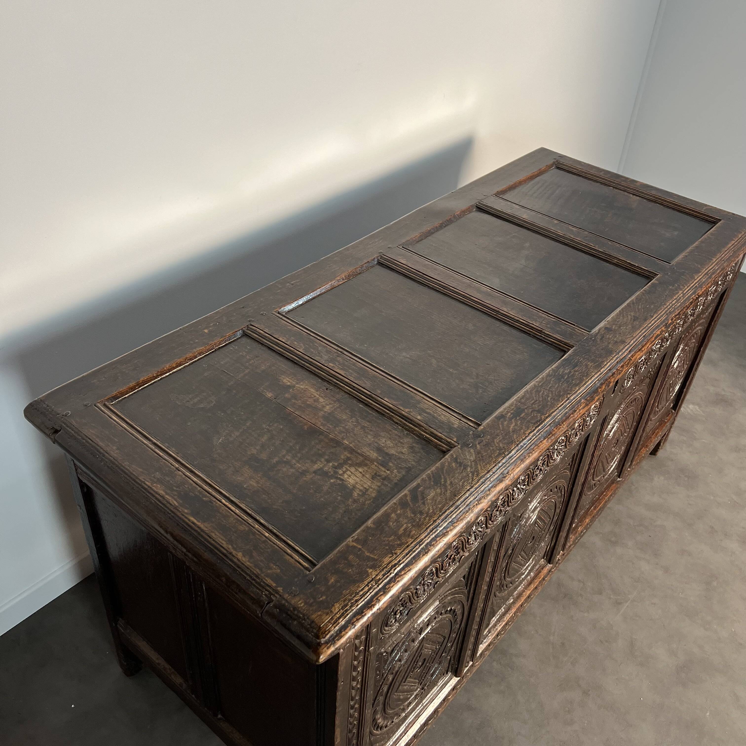 Large English chest from the 17th century in carved oak.