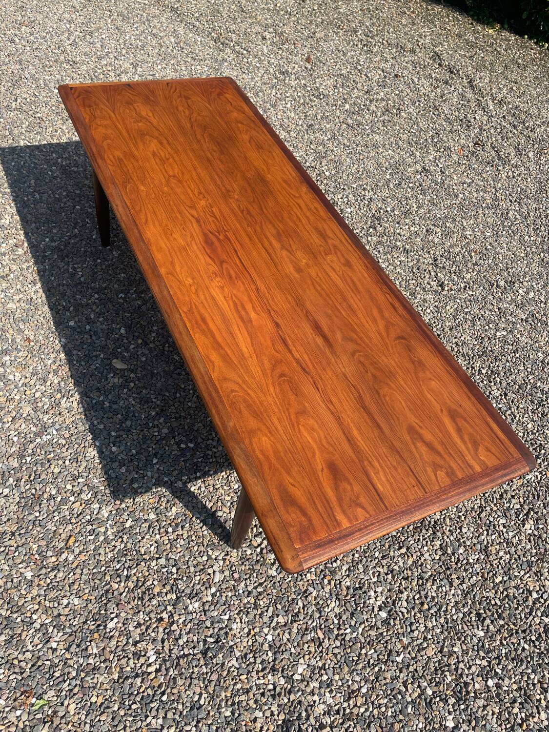 Table en palissandre Topform. Table basse vintage. Sangles en cuir