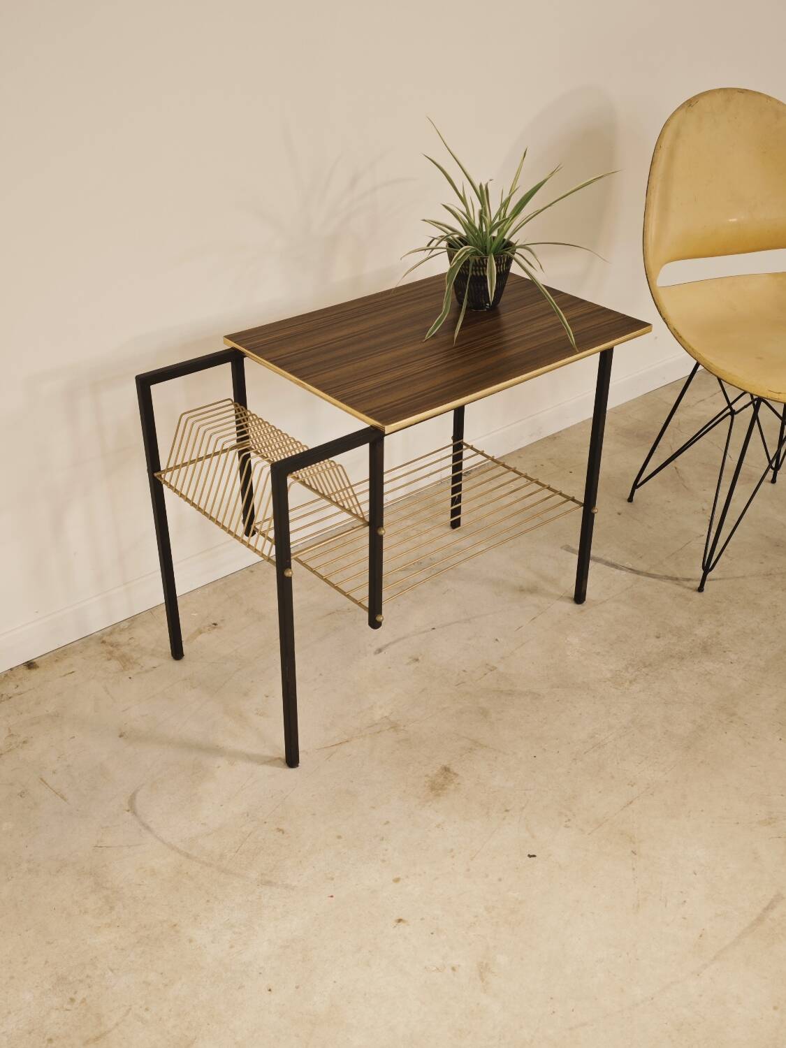 Vintage vinyl serving trolley in wood and gold metal