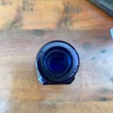 Petite bouteille ancienne bleue cobalt