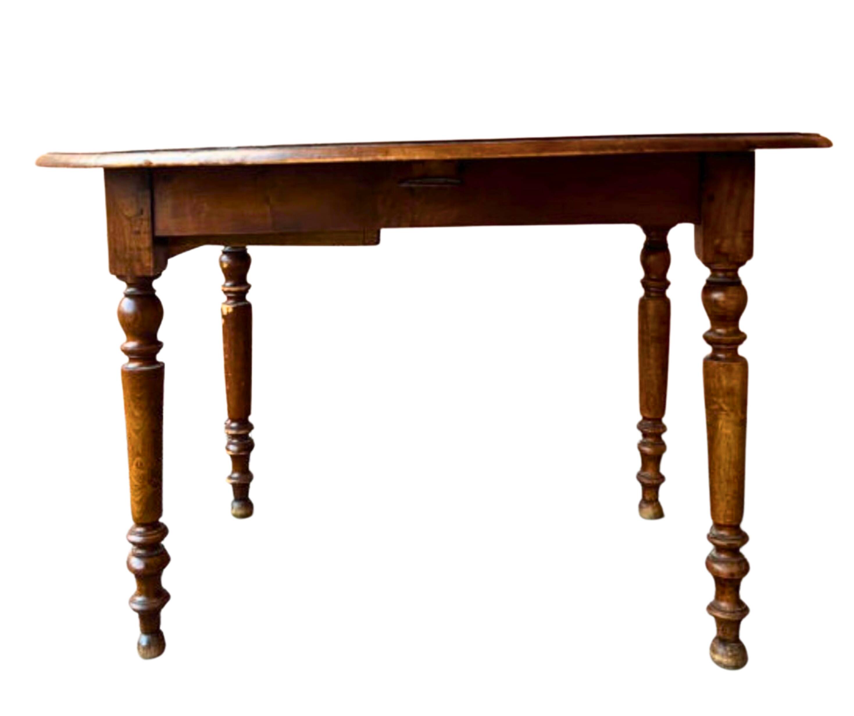 Round (foldable) table in solid wood (walnut)