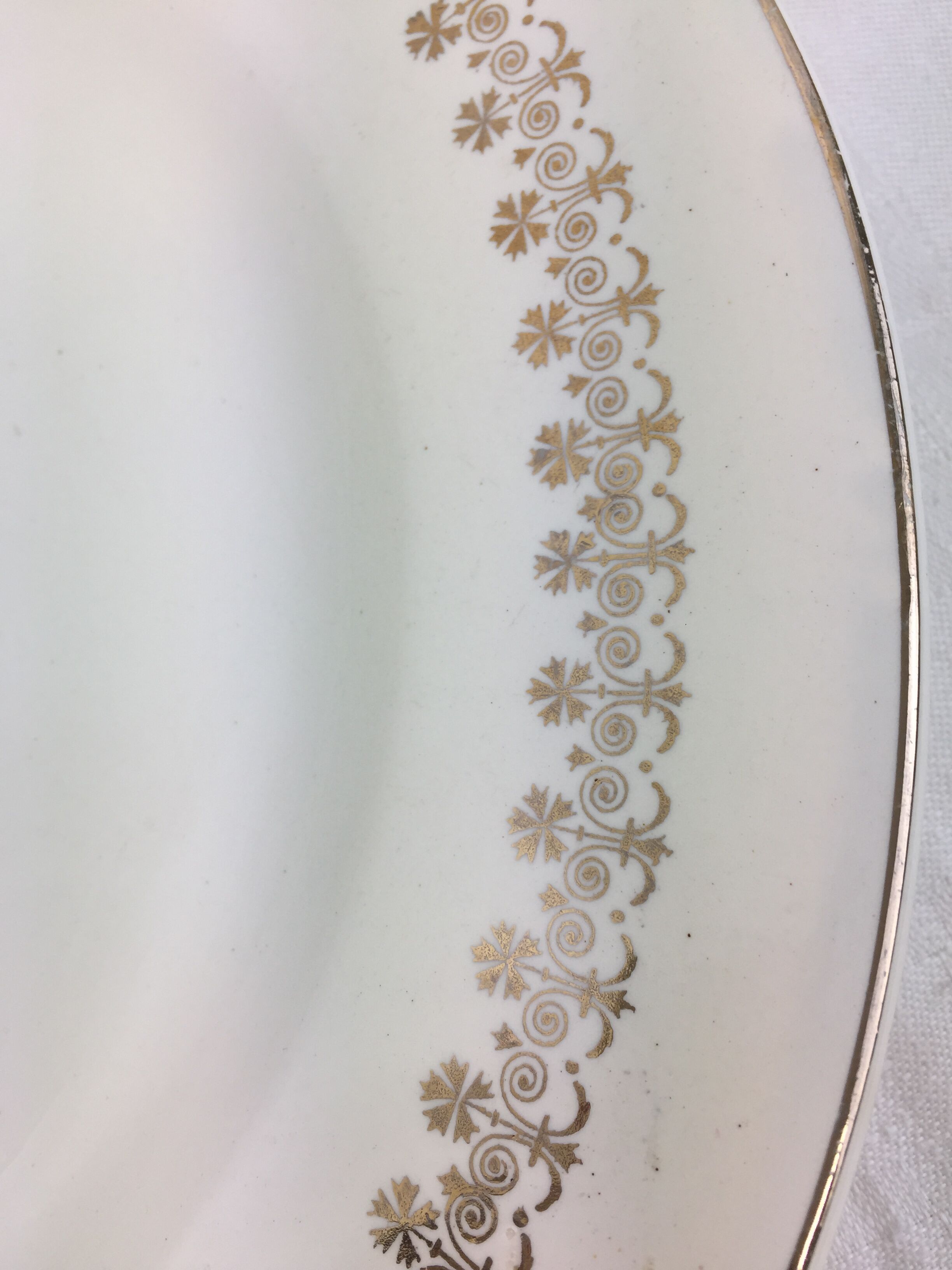 Plat rond ancien en céramique opaque blanc et or made in france Digoin