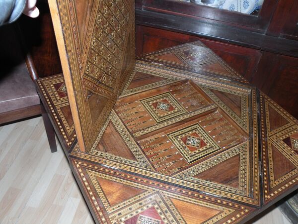 table à jeux marqueté, époque fin xix eme d'origine syrienne dans son jus