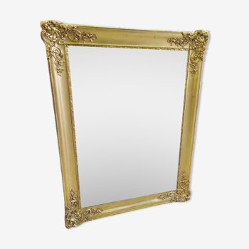 Miroir rectangulaire en bois et stuc dore du XIXème siecle