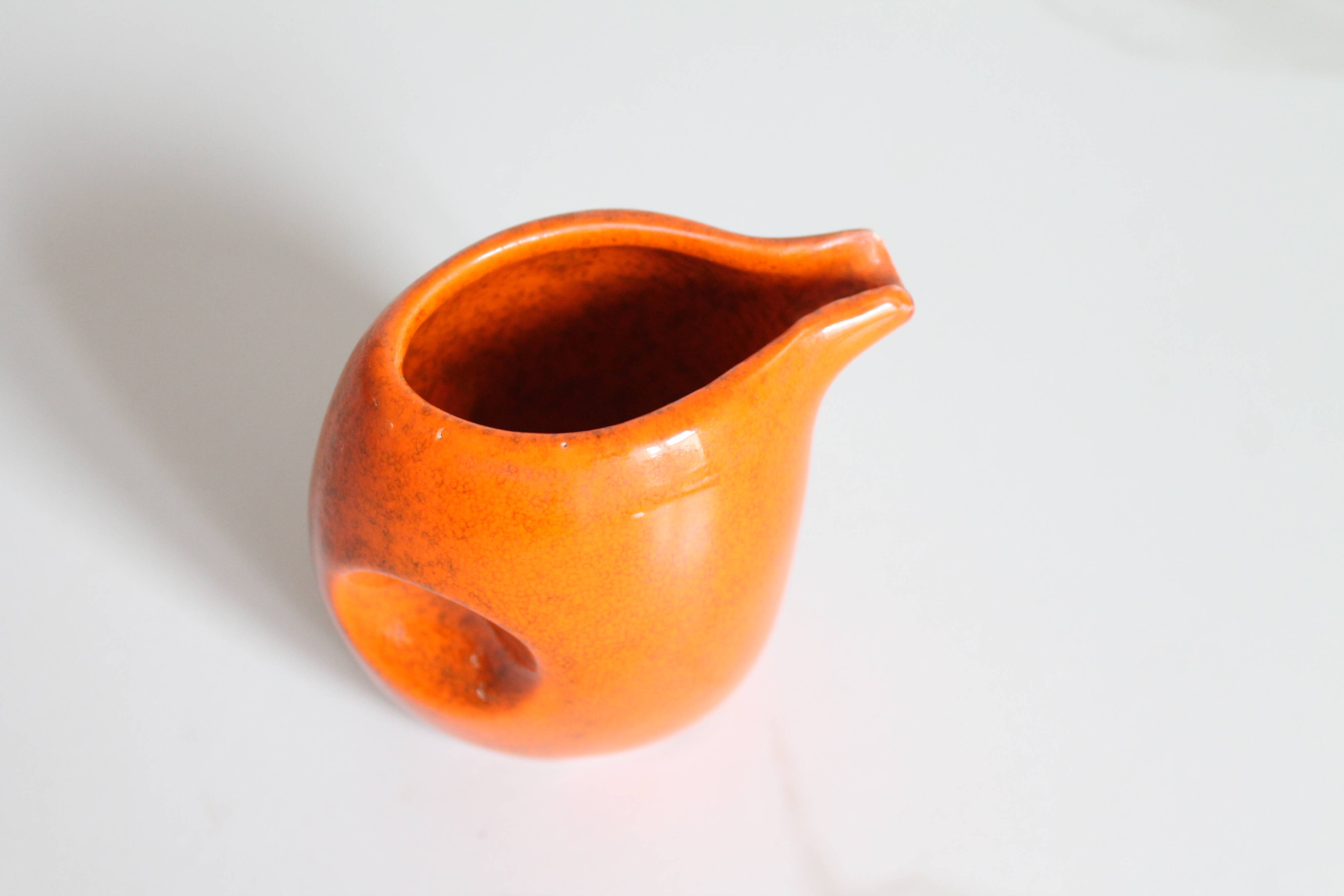 Petit pichet en céramique orange des années 70