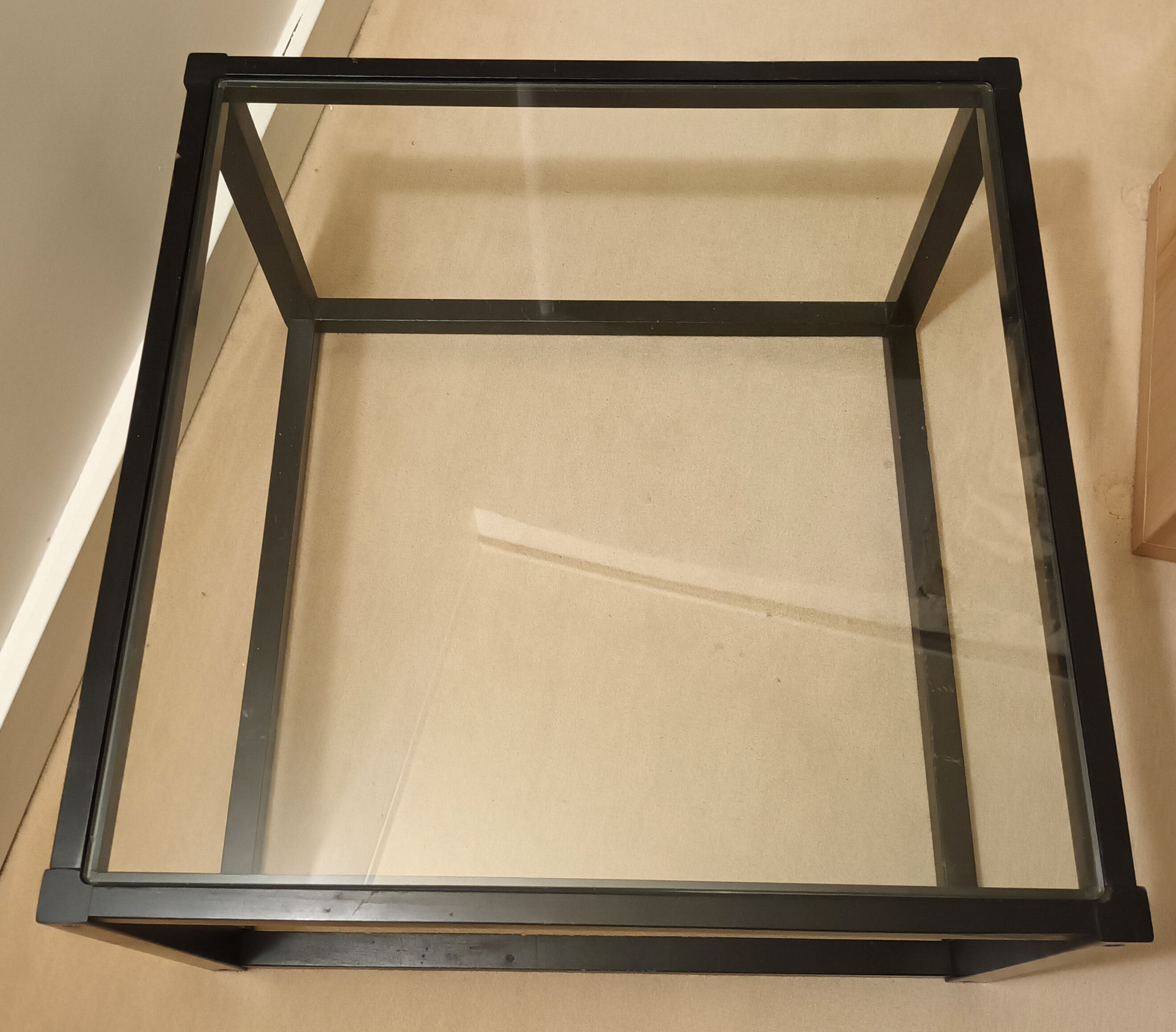 Table basse carrée ou bout de canapé verre et bois noir