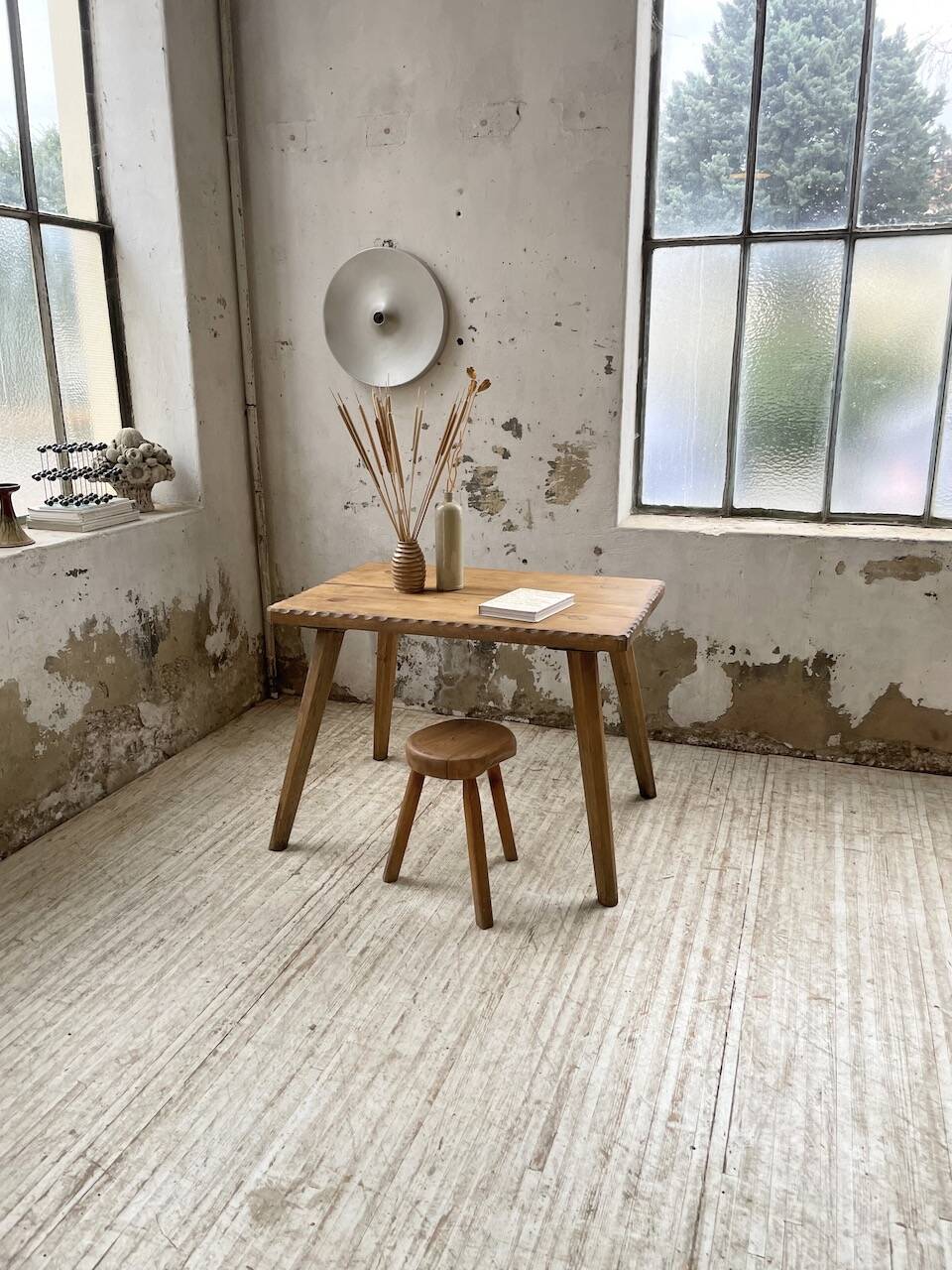 Table brutaliste savoyarde en chêne