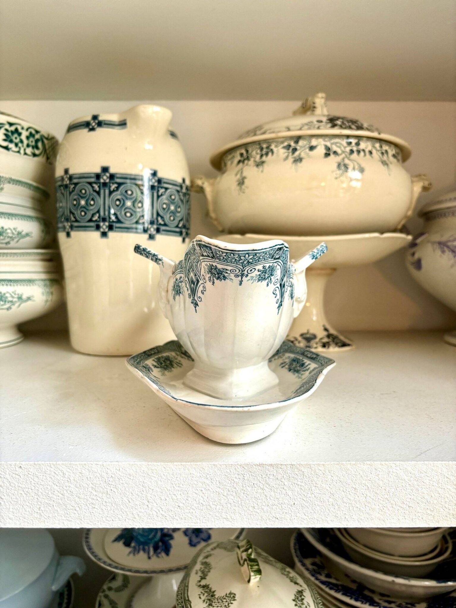 Saucière en terre de fer bleue et blanche